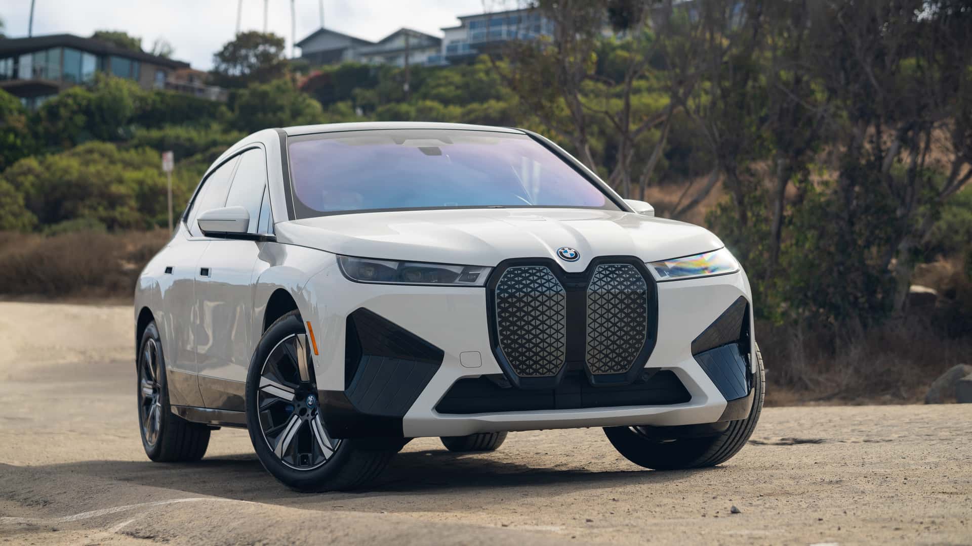 BMW Bertaruh pada Mobil Listrik dan Berhasil