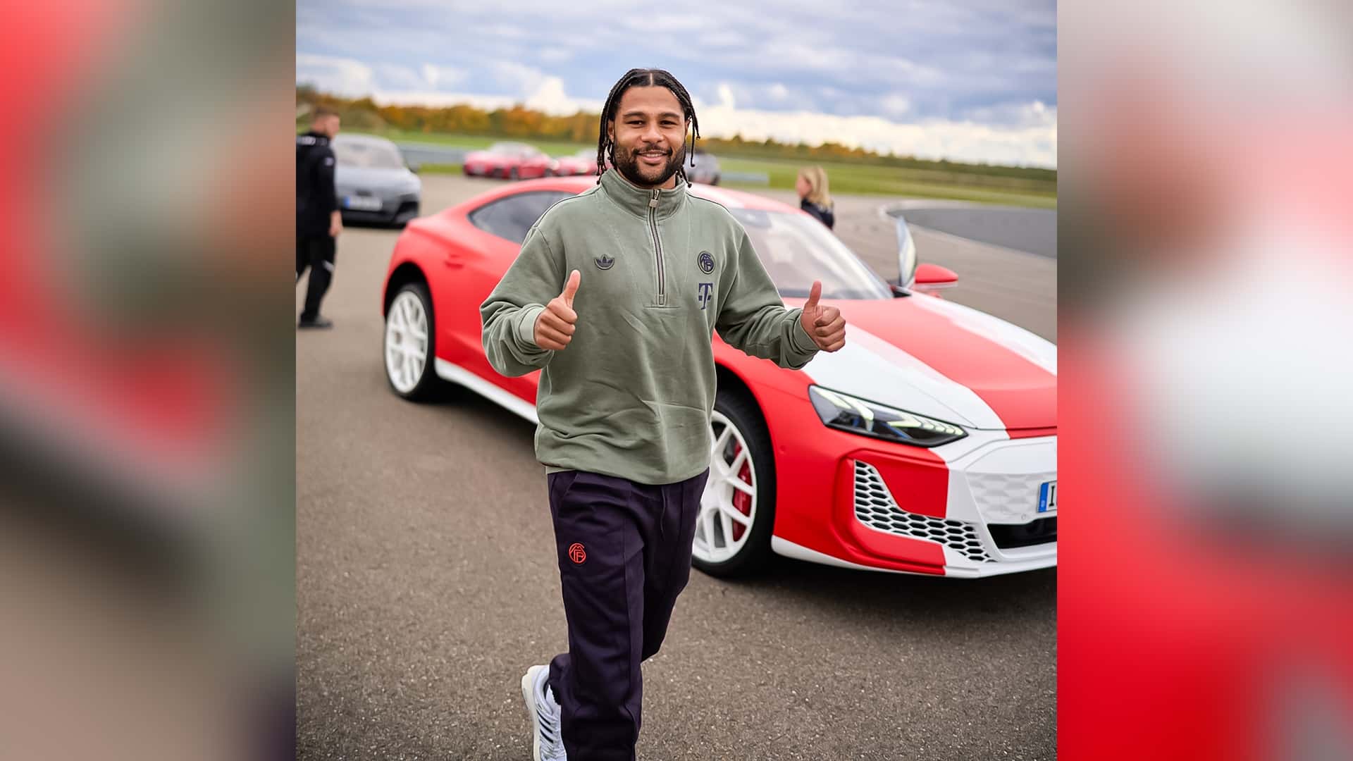 Serge Gnabry mit dem Audi RS e-tron GT performance