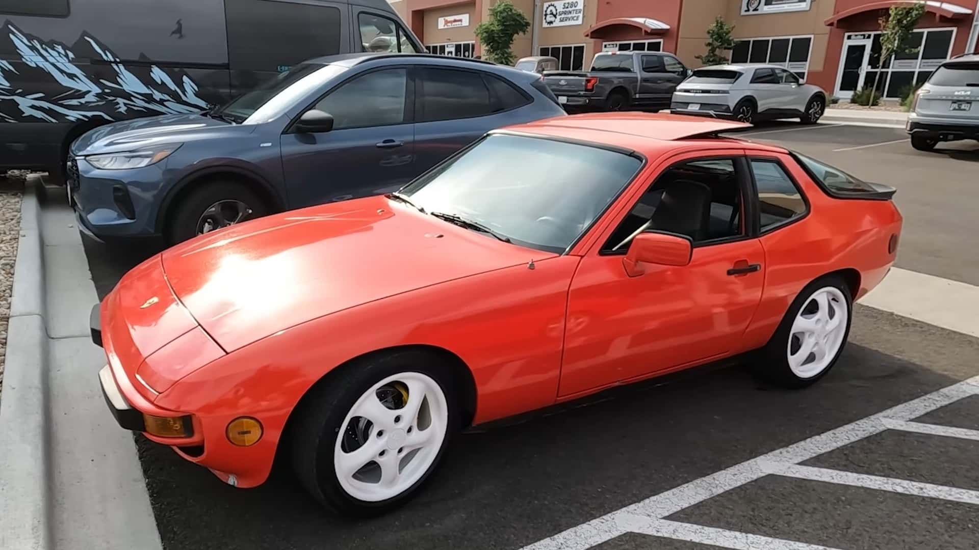 Dieser Porsche 924 S würde günstig zum E-Auto umgebaut
