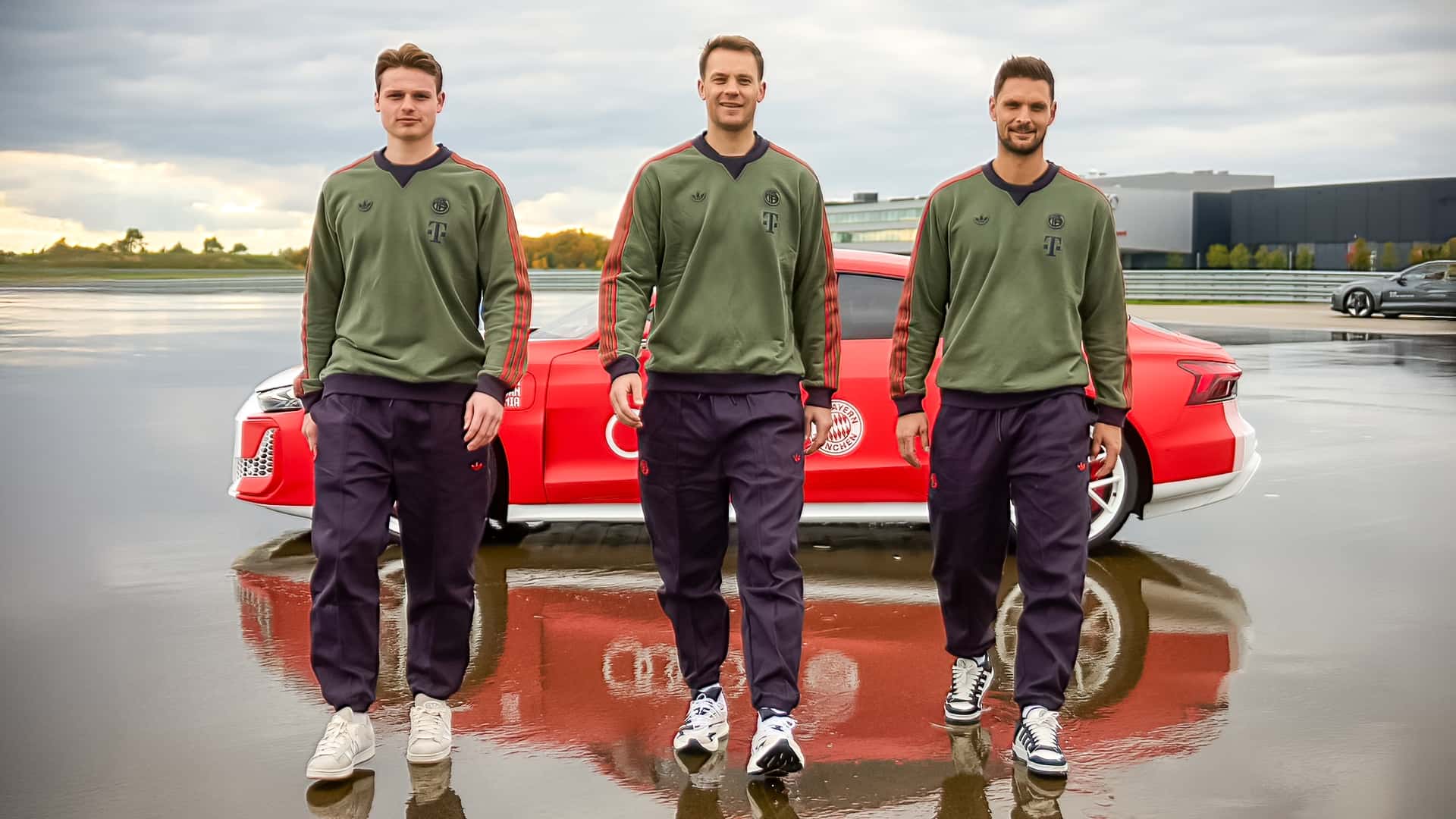Jonas Urbig, Manuel Neuer und Sven Ulreich (v.l.), vor dem Audi RS e-tron GT performance