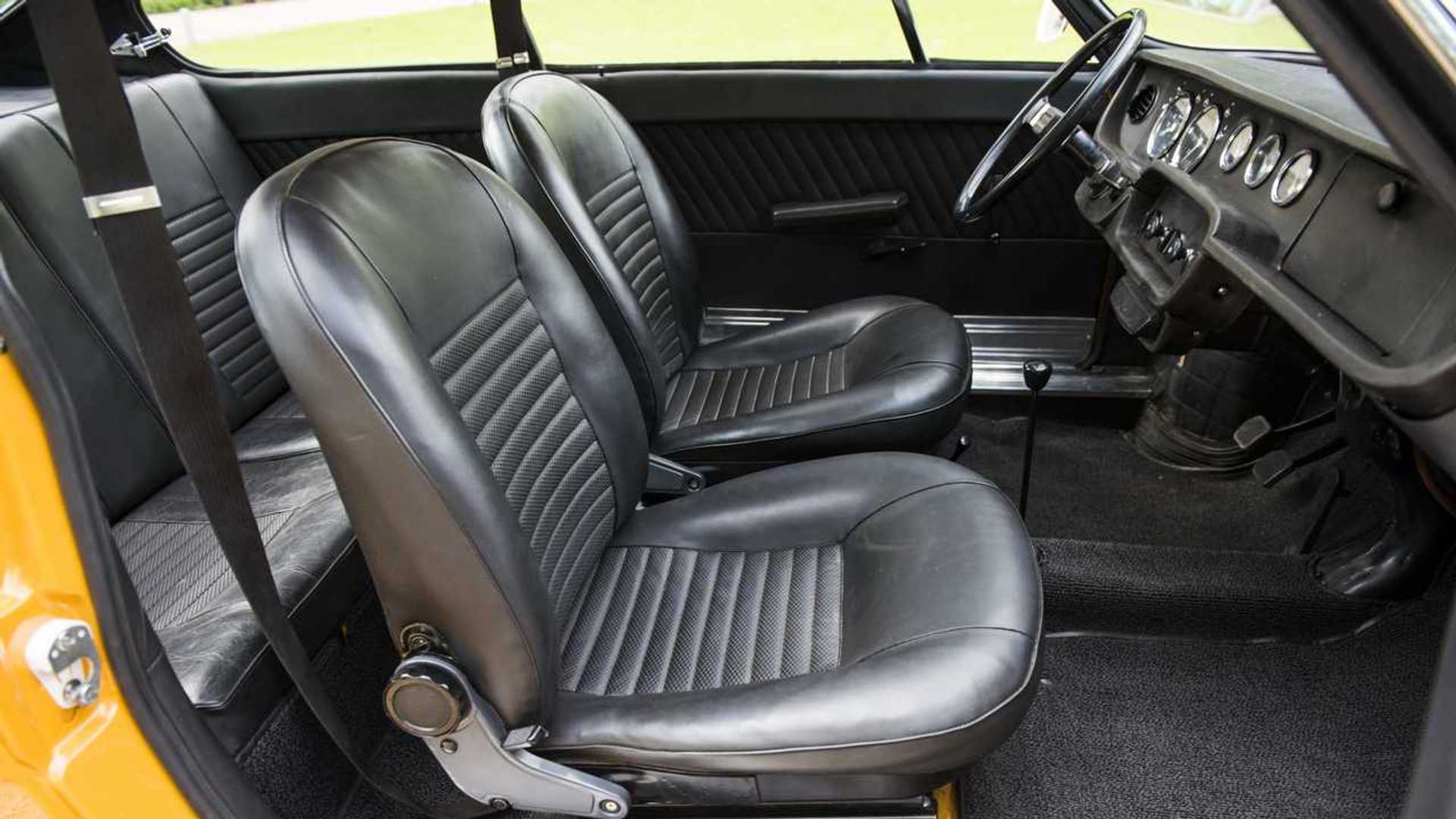 Skoda 110 R : L'équipement de base complet de la 110 R comprenait des sièges avant de forme anatomique. Si les dossiers étaient rabattus vers l'avant, vous atteigniez clairement deux sièges à l'arrière.