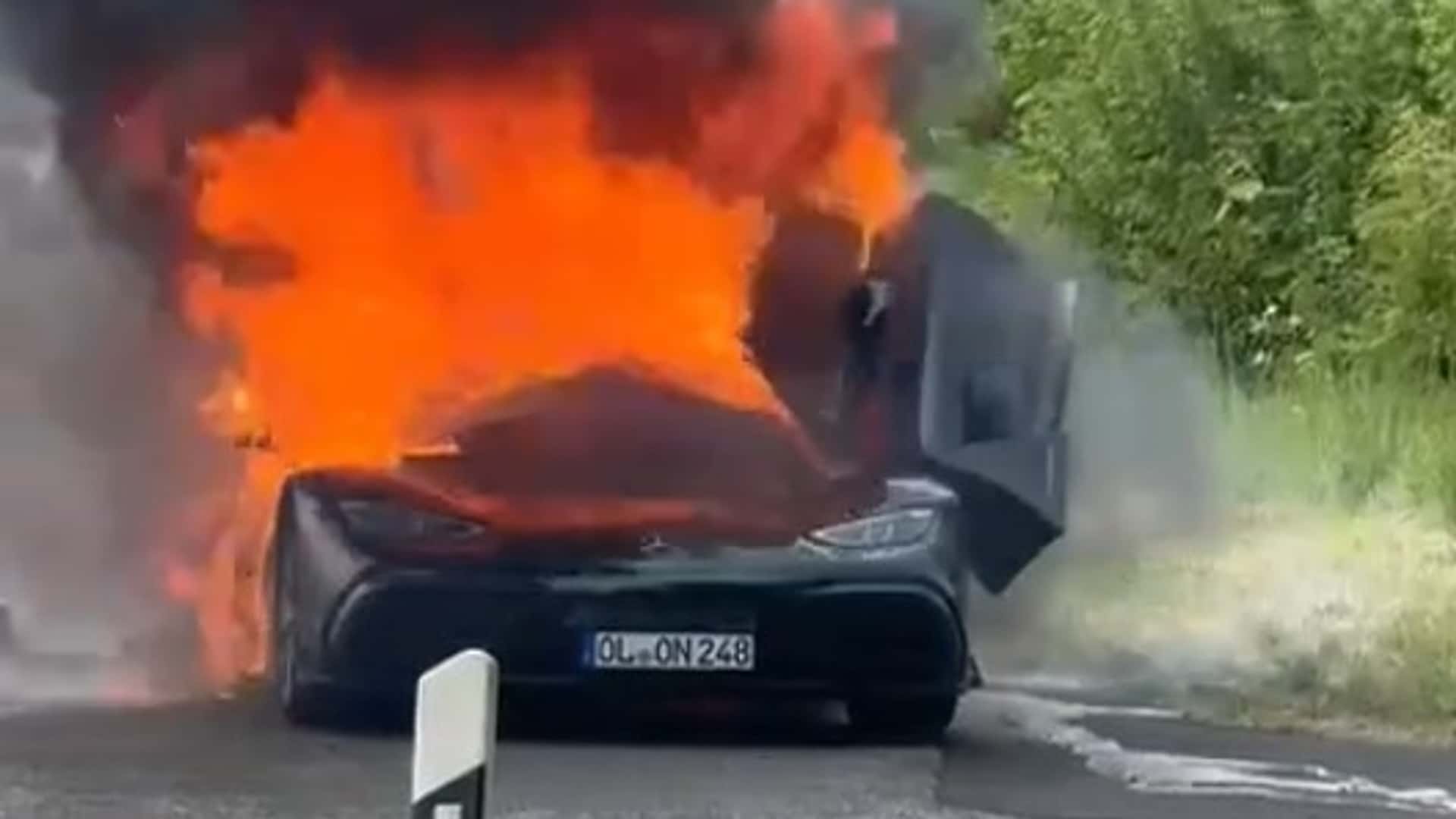 Video Mercedes-AMG yang Terbakar Ini Mematahkan Hati yang Melihat