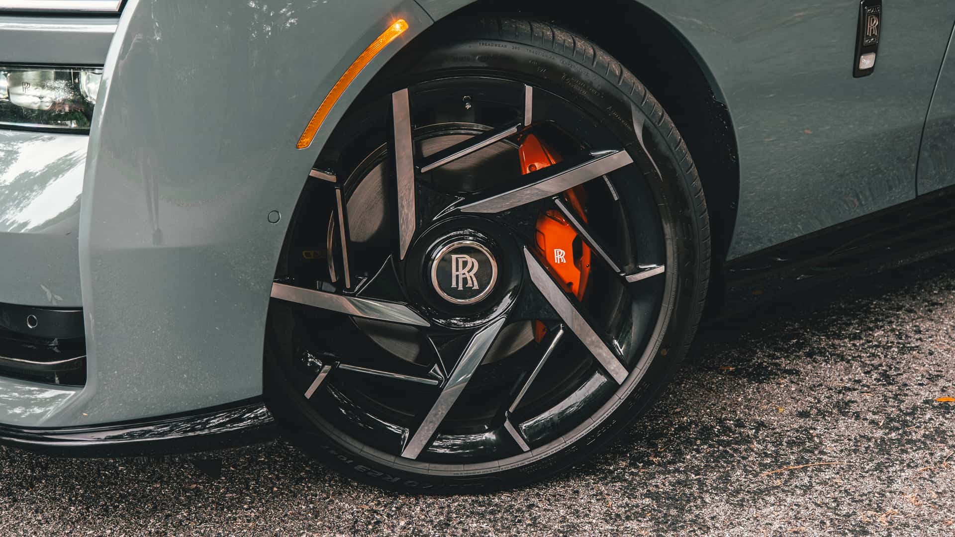 Ulasan Lencana Hitam Rolls-Royce Spectre