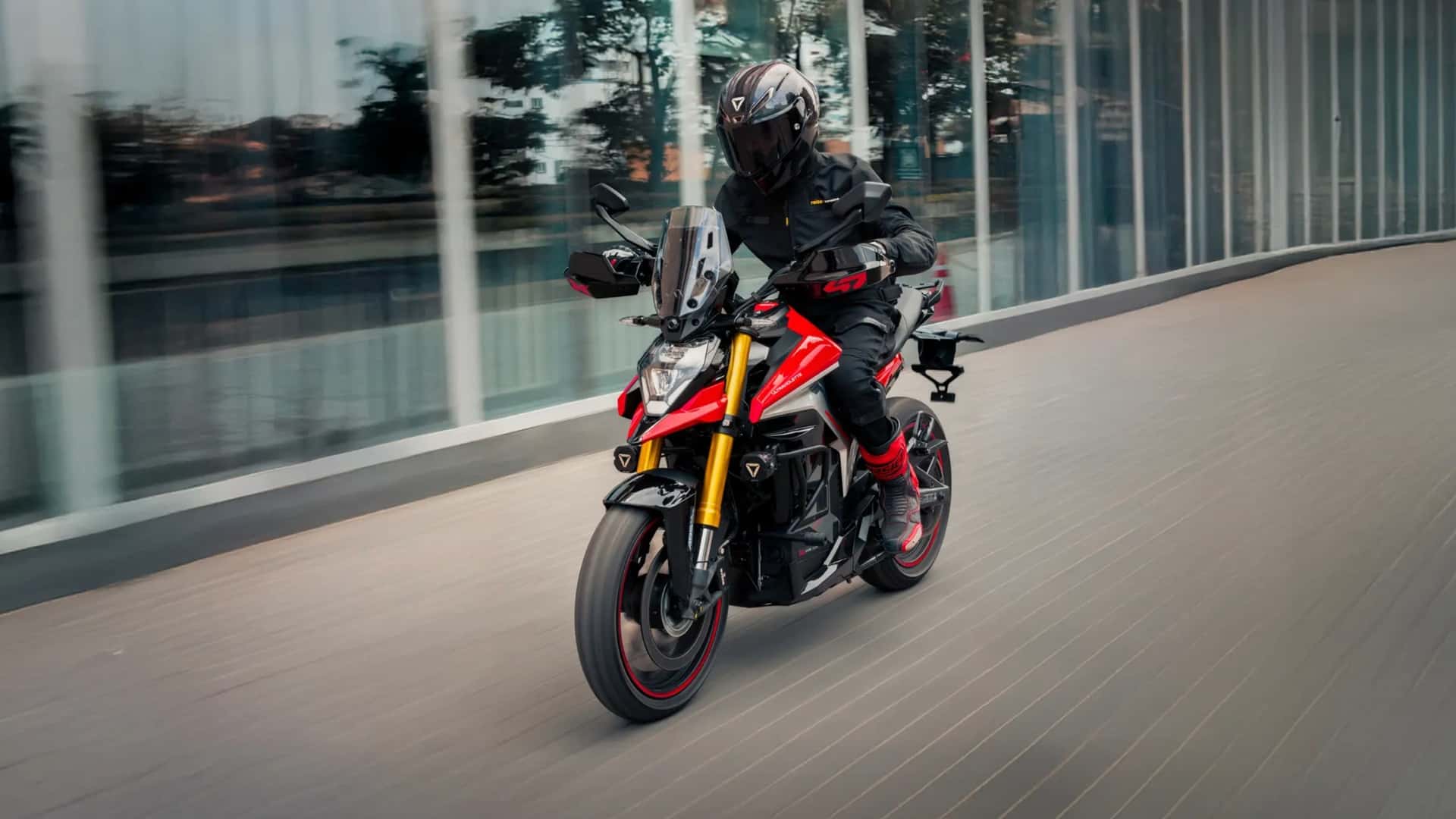 Esta moto india es una copia de la Ducati Hyperstrada