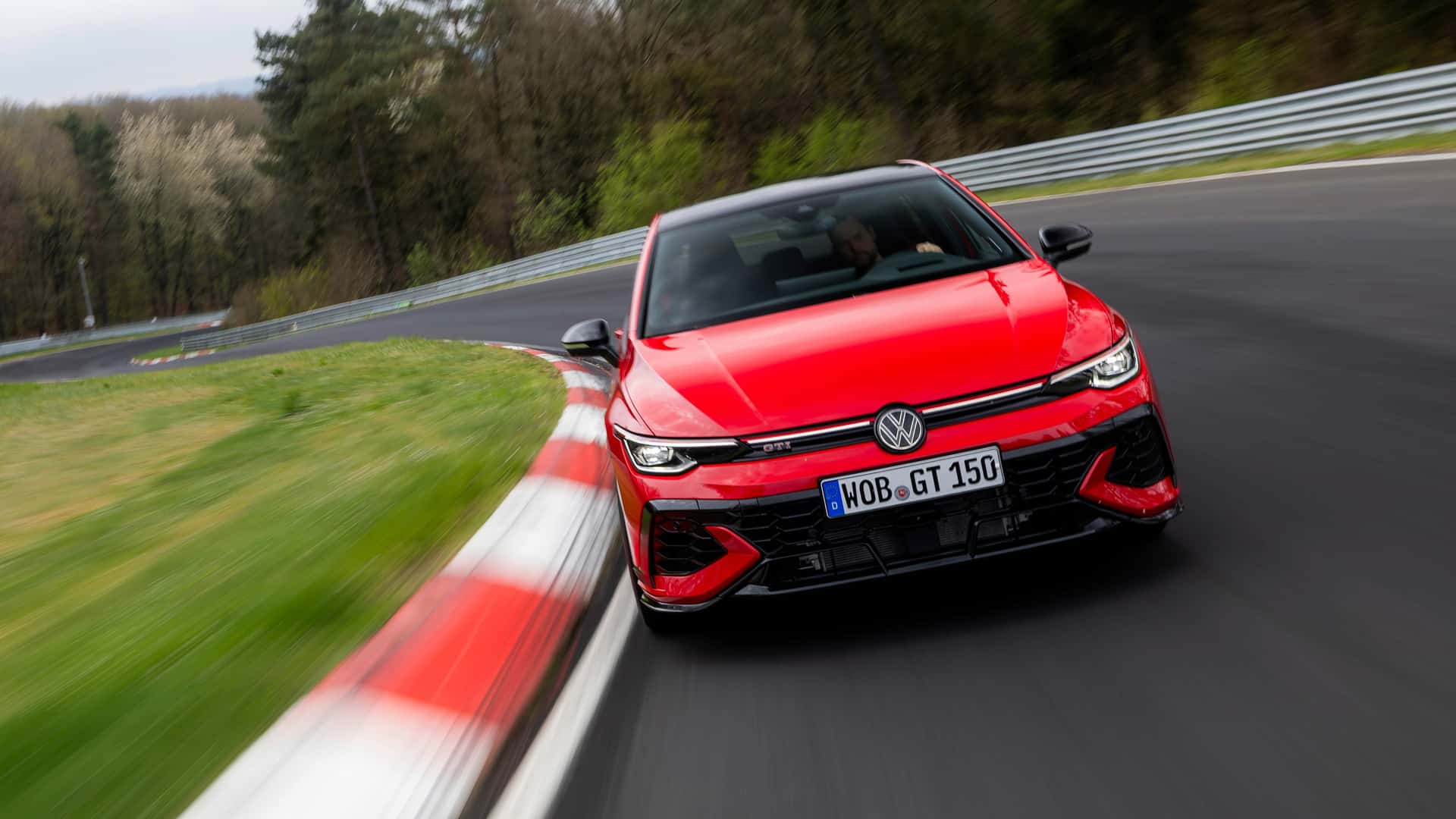 <p>Volkswagen, même la Golf 8 dans certaines versions présente le logo illuminé</p>