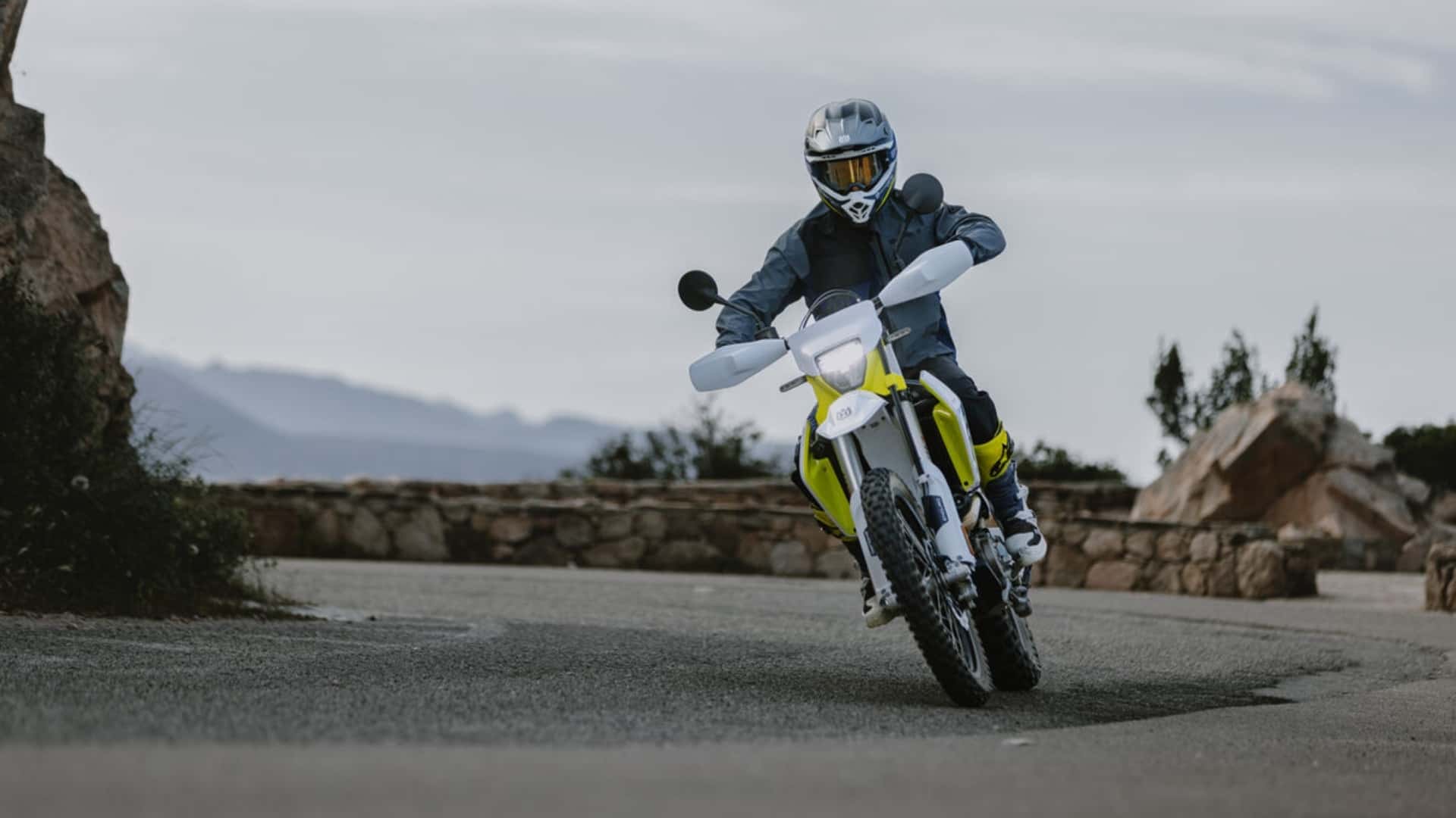 Husqvarna actualiza sus motos 701 de enduro y Supermoto para mejorar el control