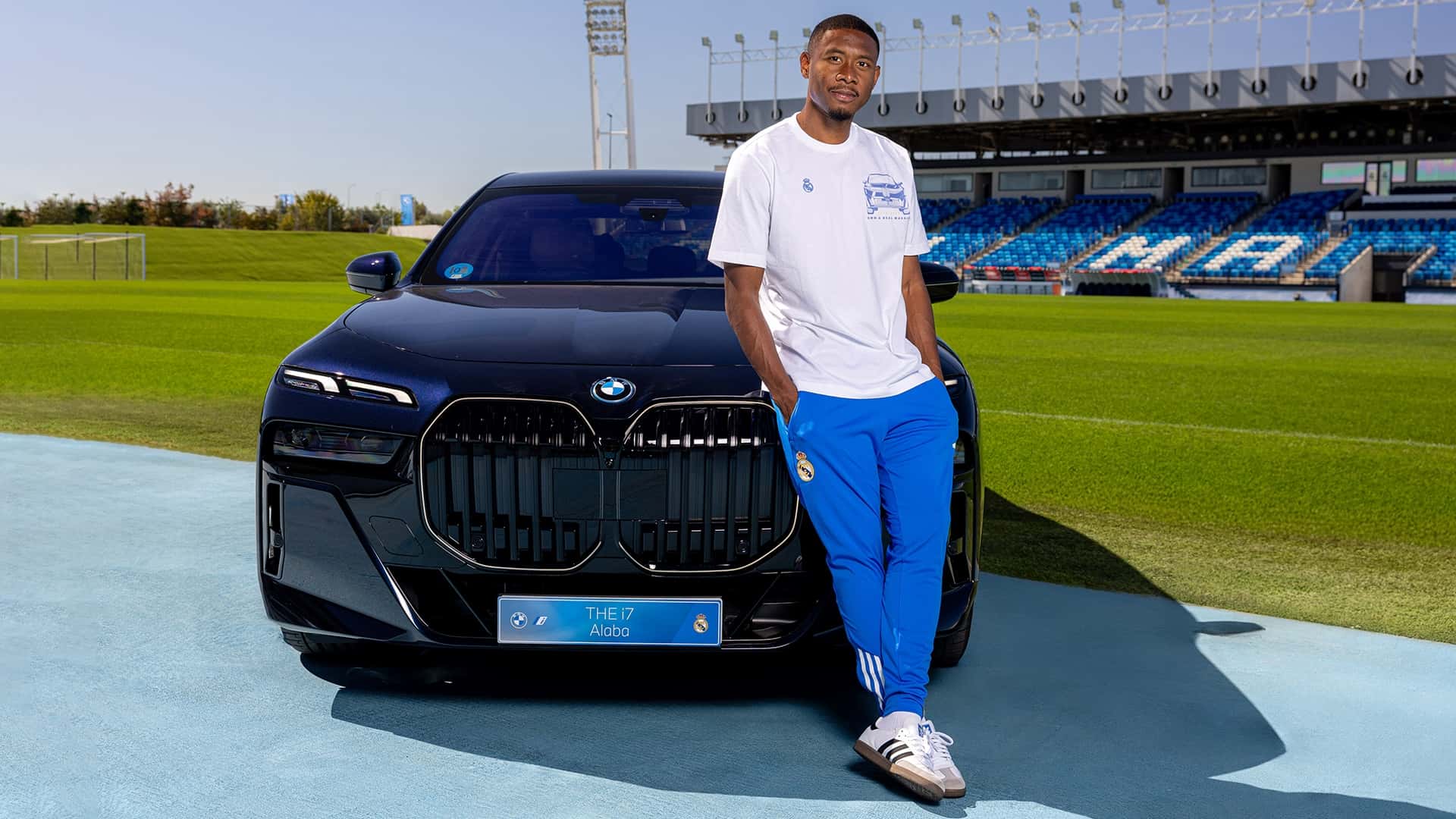 David Alaba mit einem BMW i7