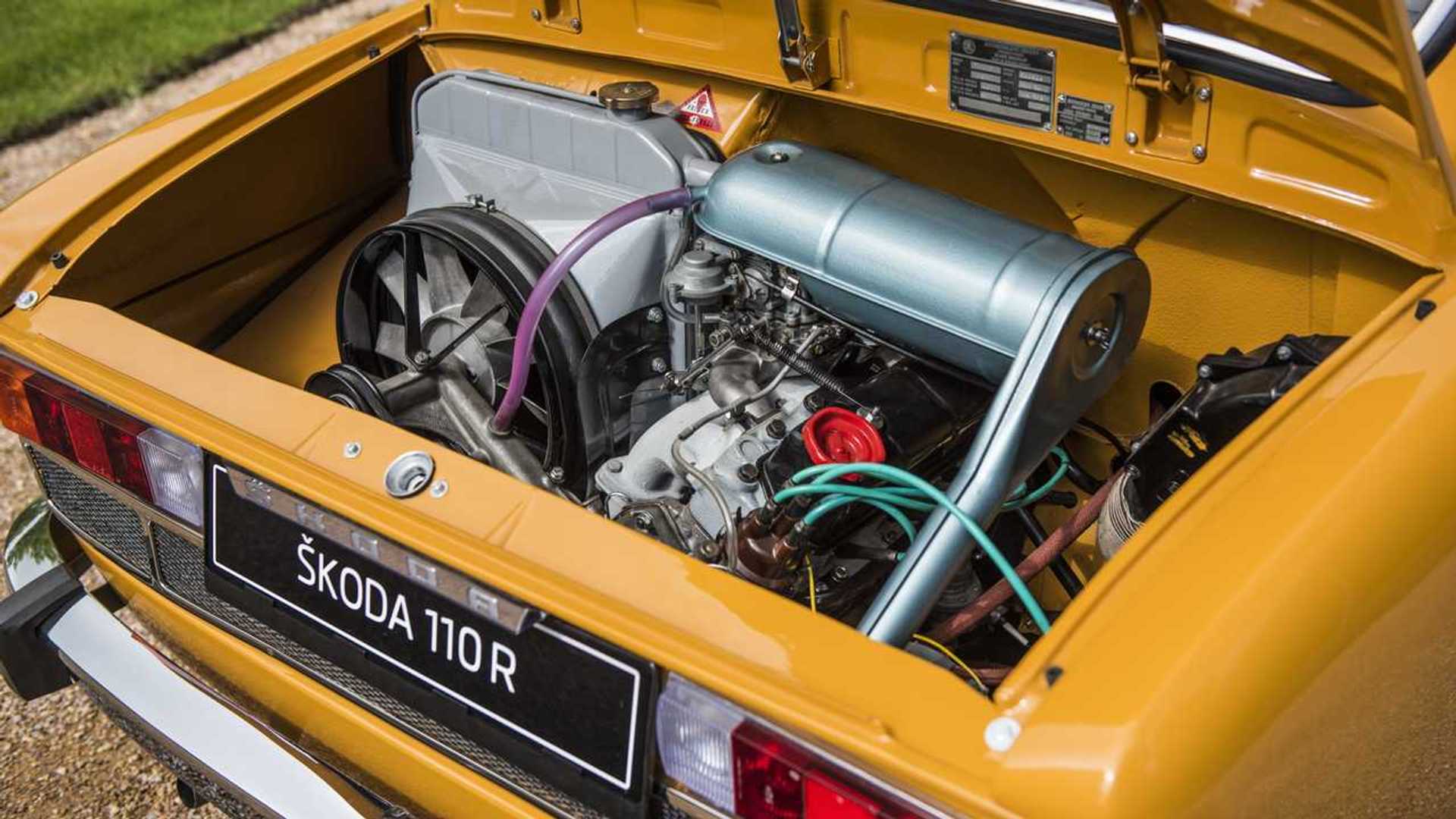 Skoda 110 R : Un moteur quatre cylindres d'une cylindrée de 1,1 litre et d'une puissance de 38 kW (52 ch) permet d'accélérer la ŠKODA 110 R de 880 kilogrammes jusqu'à 145 km/h. La majorité des 57 085 unités 2+2 places produites ont été exportées.
