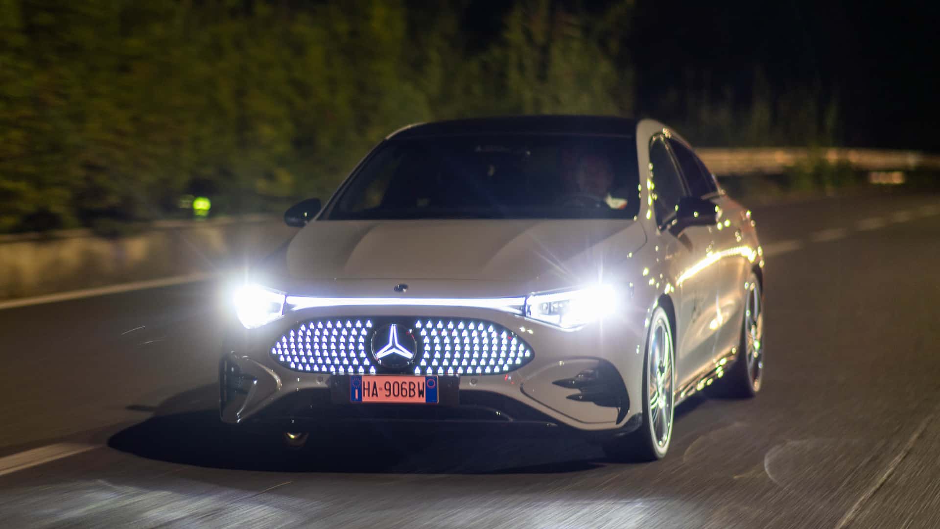 El Mercedes CLA 250+ en la carretera de circunvalación de Roma