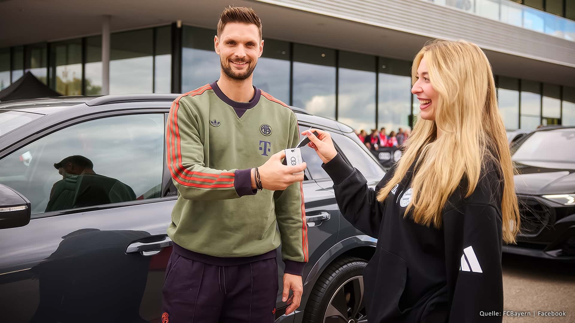 Sven Ulreich erhält den Schlüssel zu seinem neuen Audi SQ6 e-tron