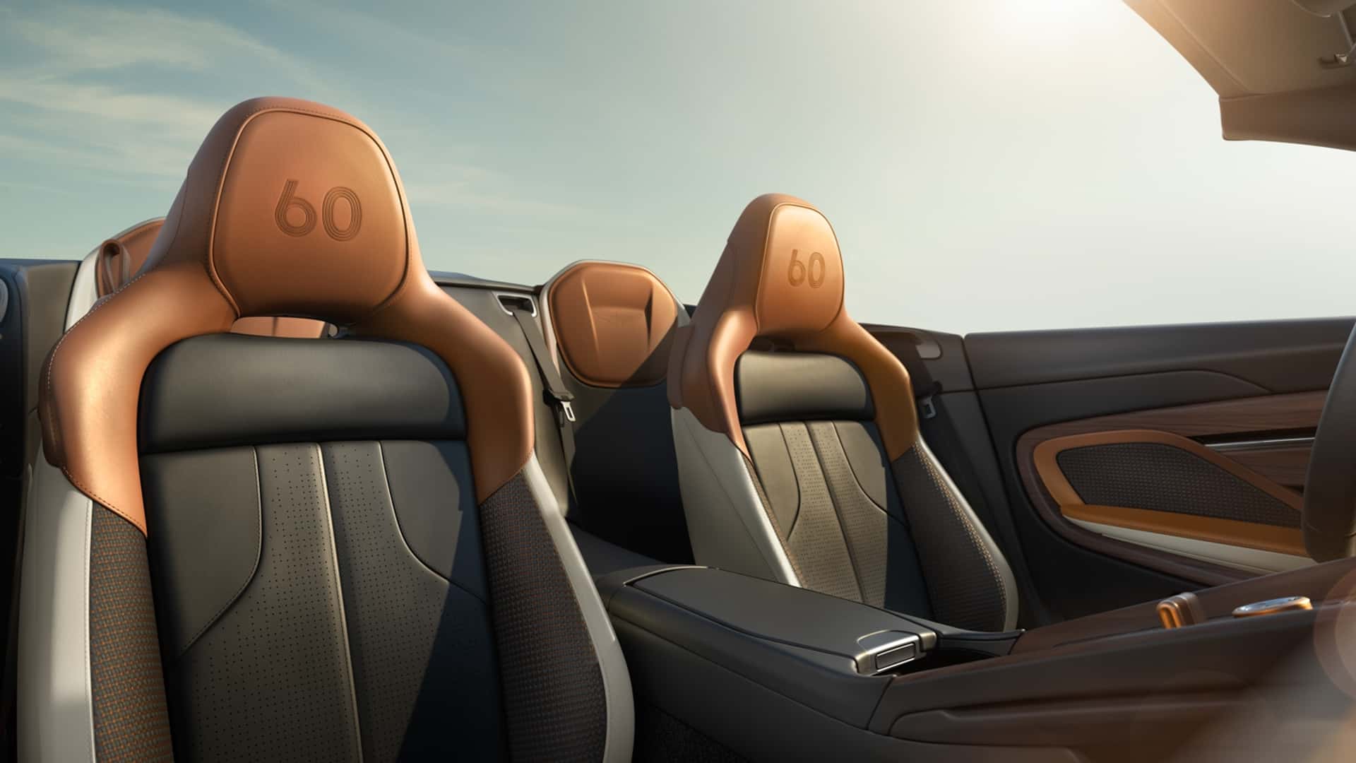 Aston Martin DB12 et Vanquish Volante 60ème Anniversaire