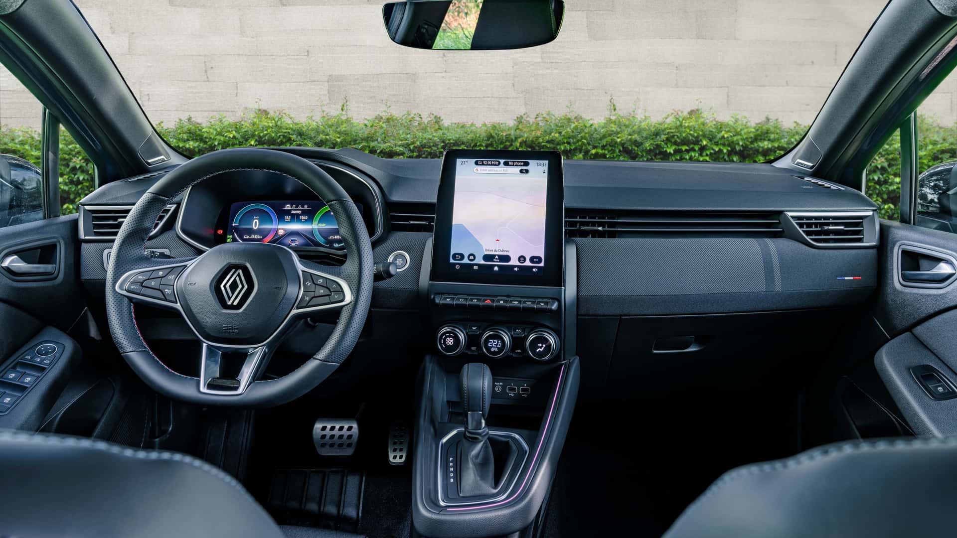 Foto - Renault Clio E-Tech Hybrid (2023), auf der Straße zu sehen