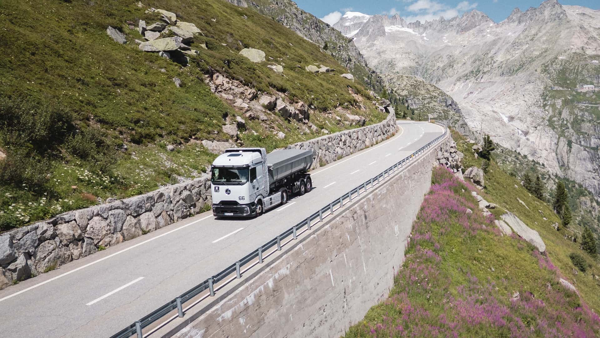 Camion Mercedes GenH2 : essais estivaux dans les Alpes suisses