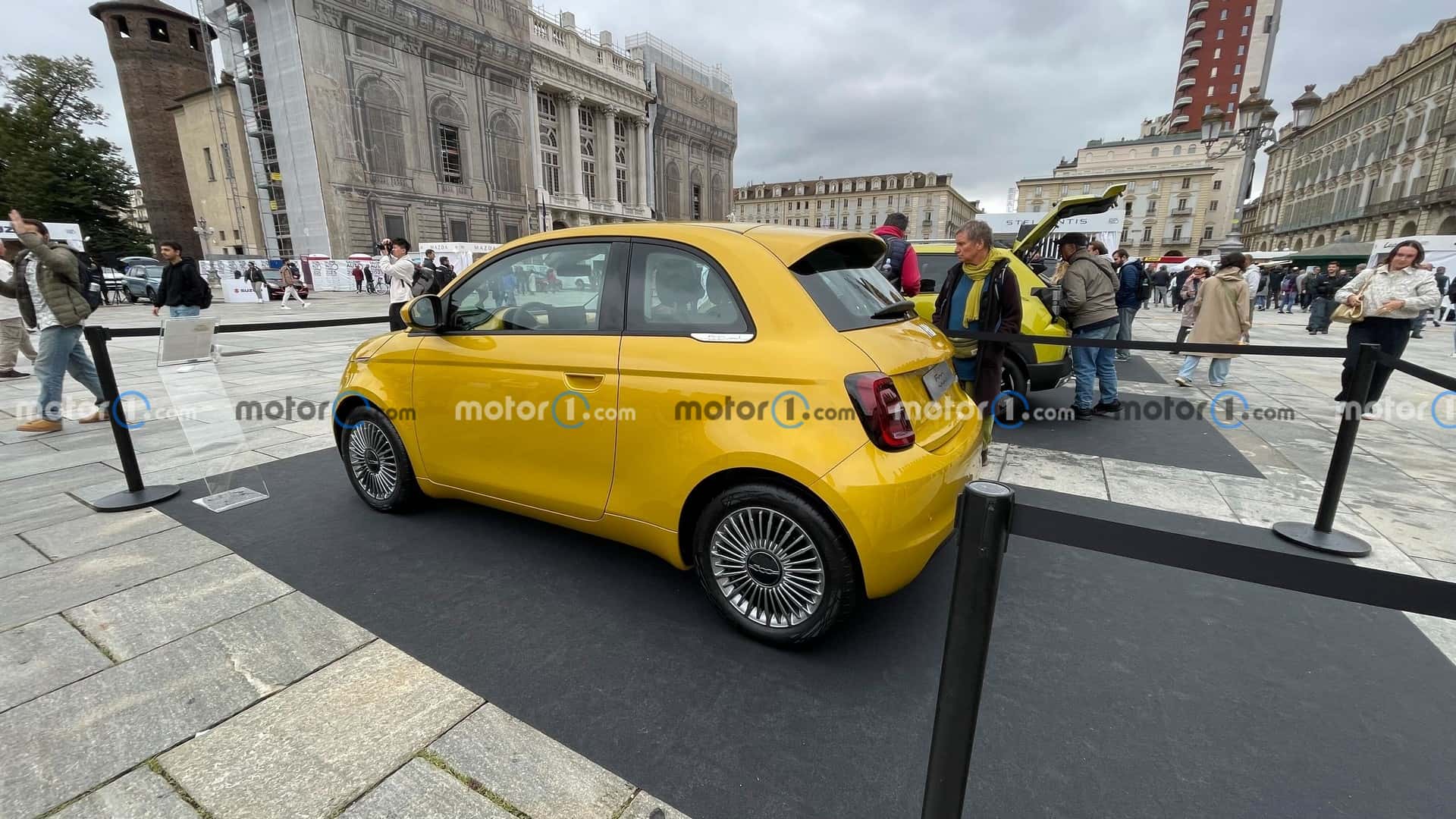 Fiat 500 Hybrid en el Salón del Automóvil de Turín 2025