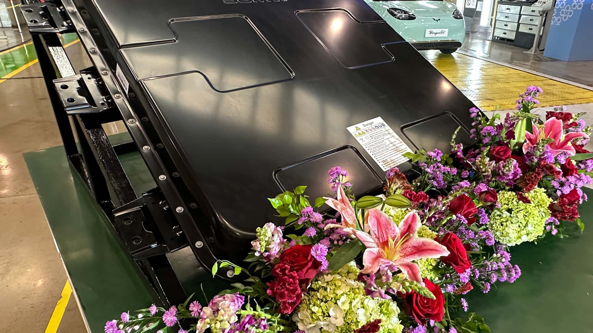 Turut merayakan hasil perakitan MAGIC battery secara lokal yang akan digunakan untuk produksi EV Wuling