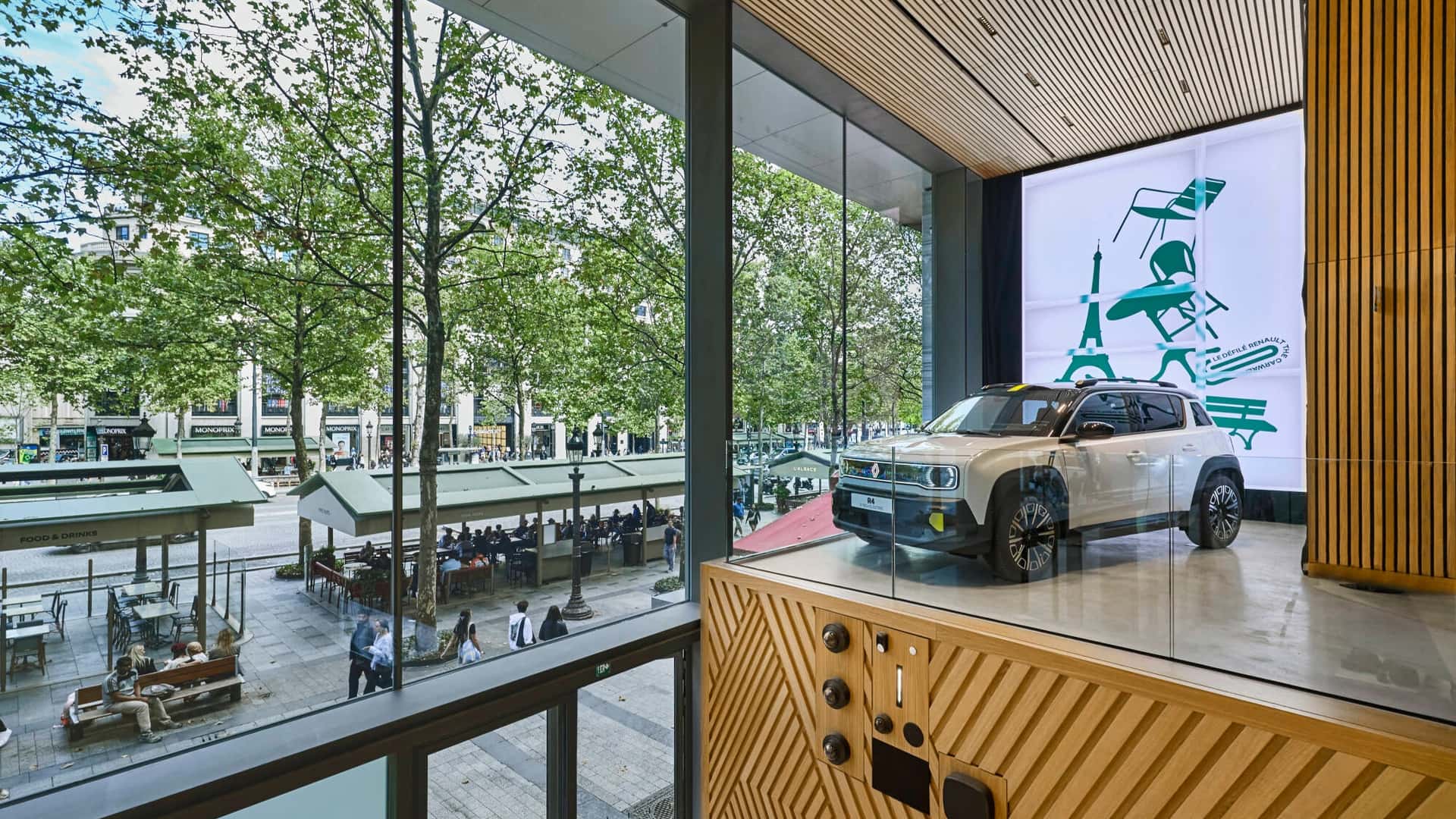 Renault rouvre son showroom des Champs-Élysées