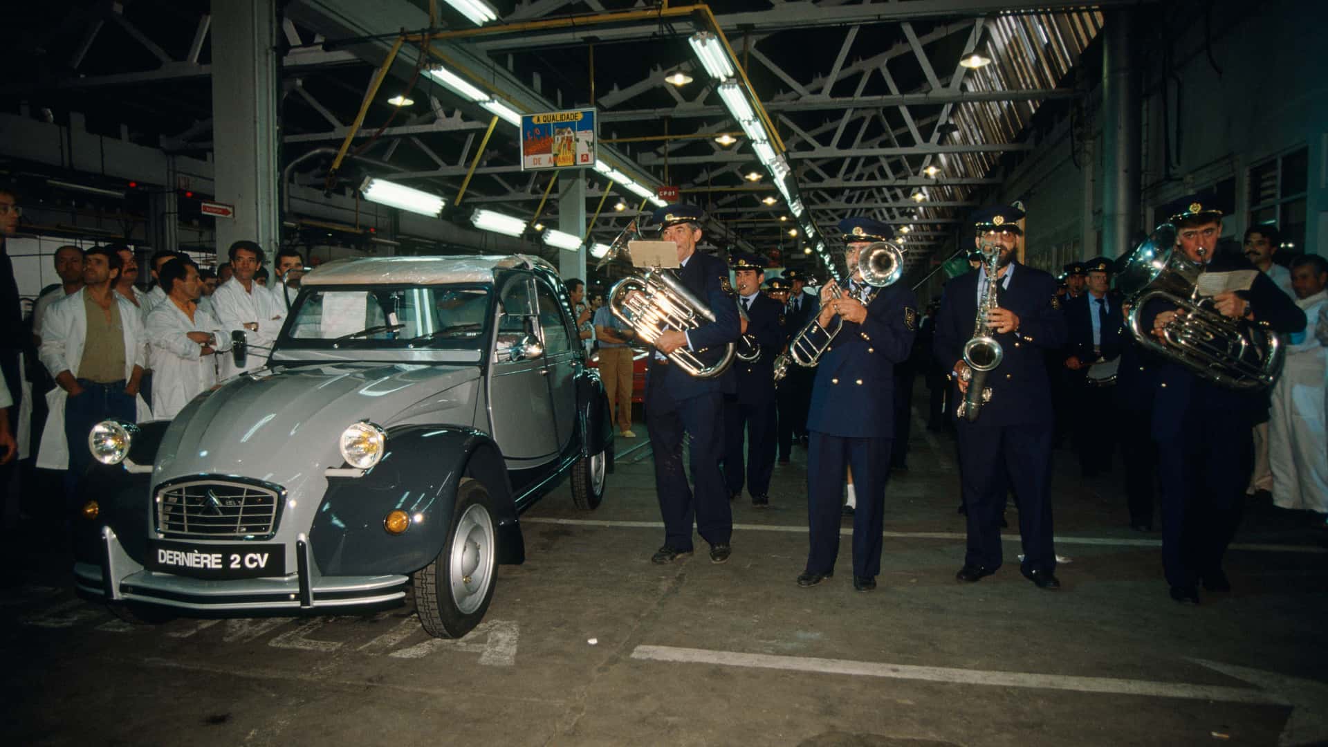 Letzter Citroen 2CV läuft am 27. Juli 1990 vom Band (90.266.1_copyright_B_ASSET)