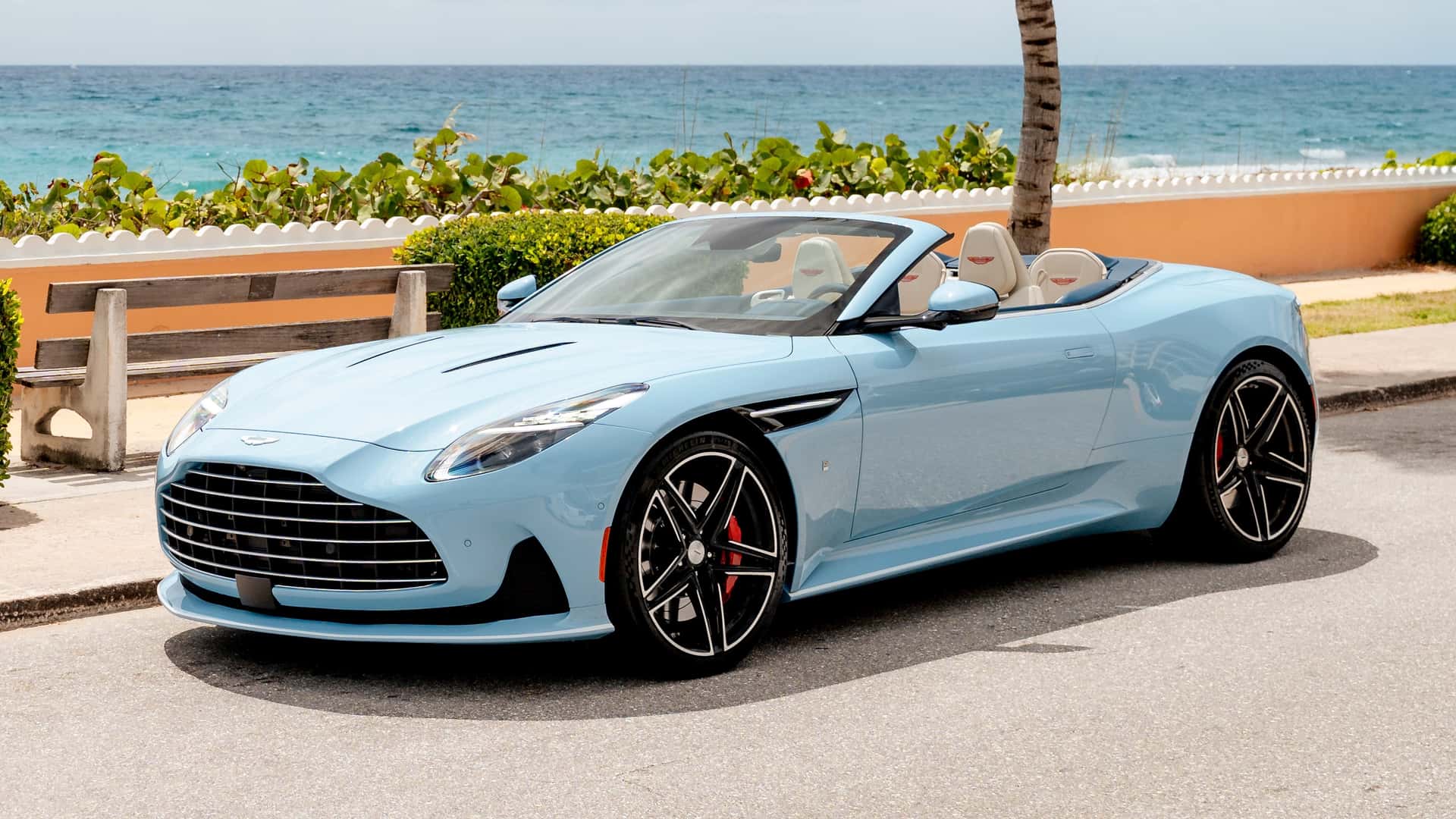 Aston Martin DB12 yang Cantik Ini Dirancang untuk Florida