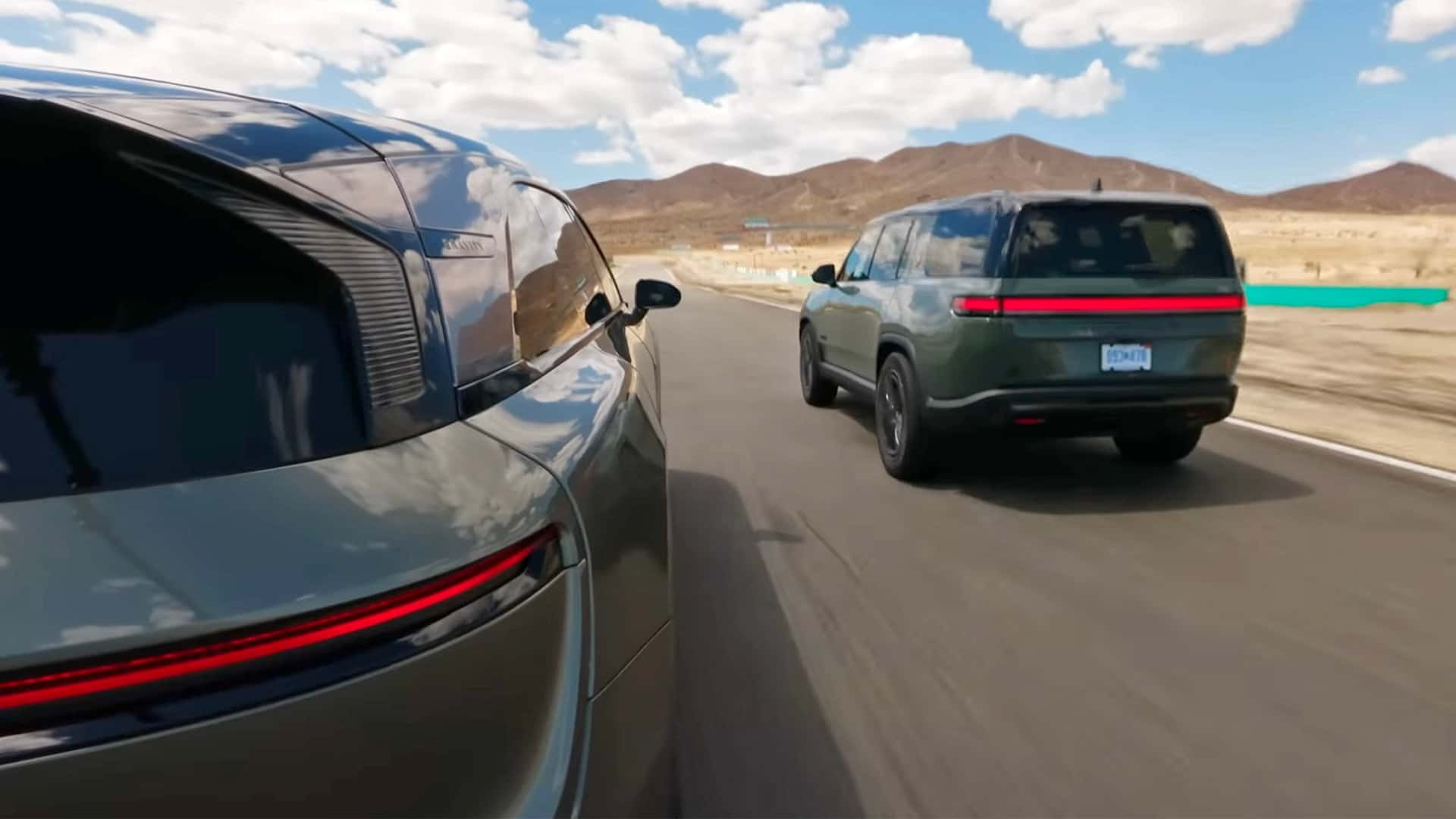 Lucid Gravity Baru Saja Menaklukkan SUV Quad-Motor Rivian