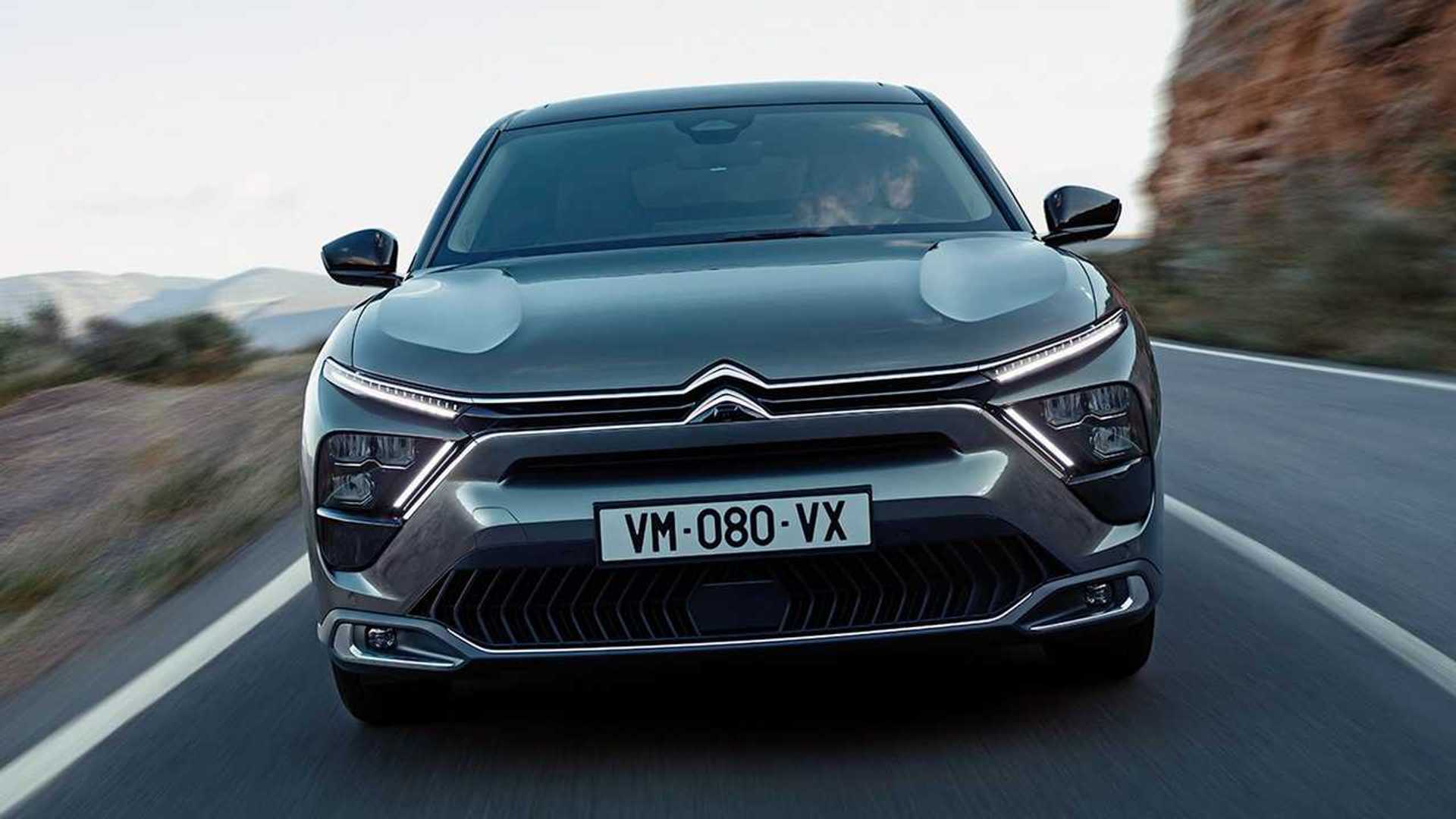 <p>Citroen C5 X, los faros principales están ocultos en la parte baja del parachoques</p>