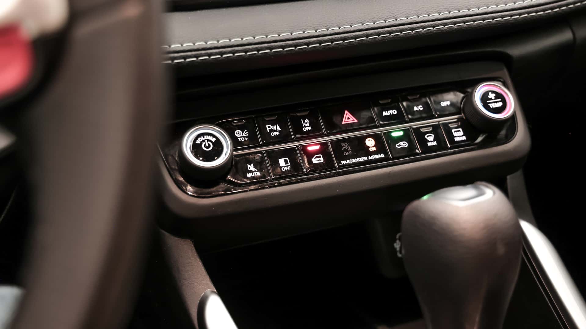 Test de la Fiat Fastback Impetus T200 Hybrid 2026 (BR) - commandes physiques sur le panneau