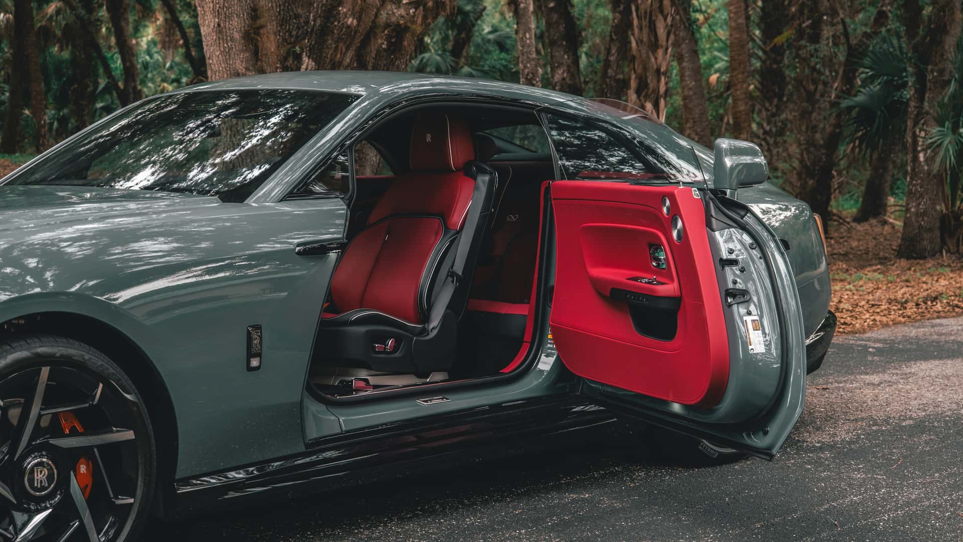 Ulasan Lencana Hitam Rolls-Royce Spectre