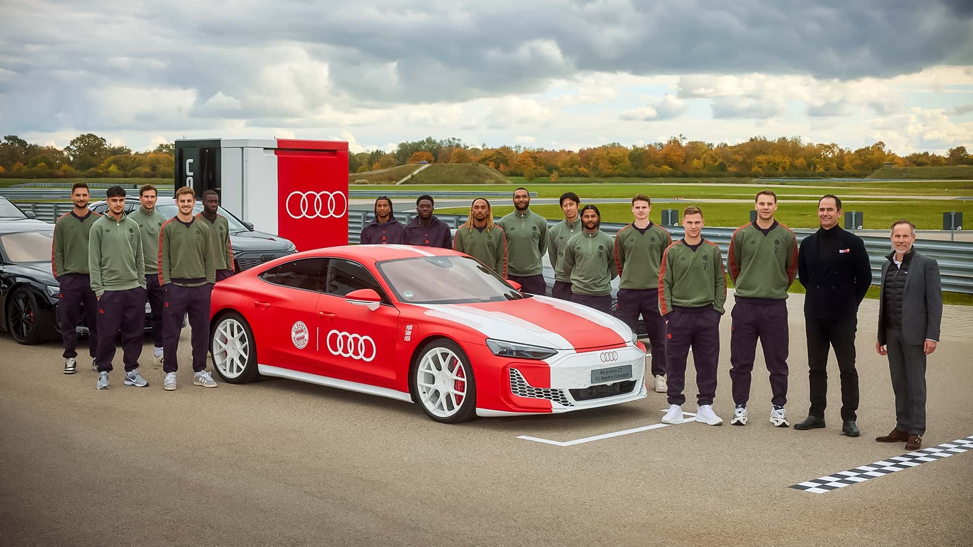 Audi übergibt dem FC Bayern neue Dienstwagen