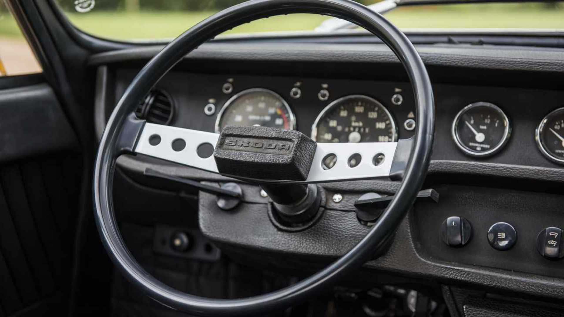 Skoda 110 R: Ein Brikett auf dem Lenkrad? Nein, ein weiches Prallelement als Ersatz für einen Airbag