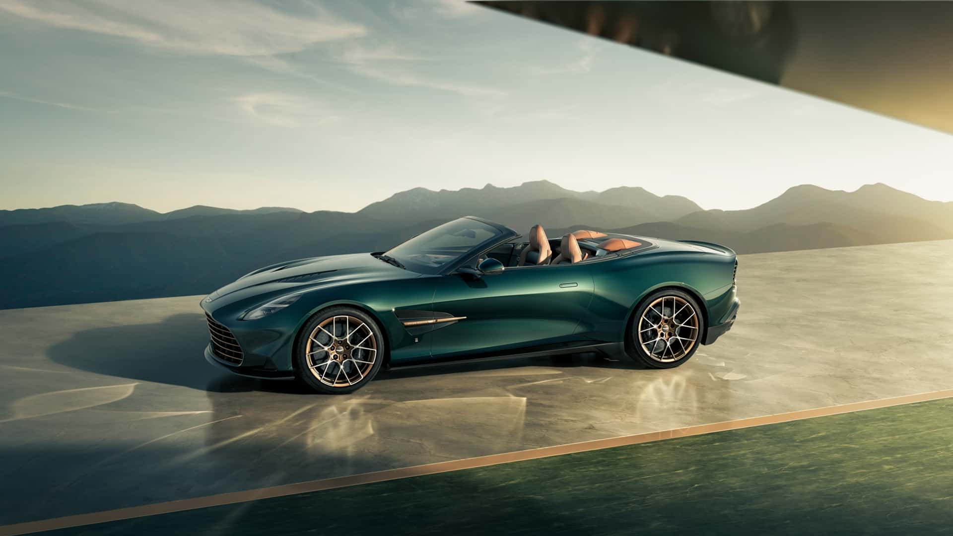 Aston Martin DB12 et Vanquish Volante 60e Anniversaire