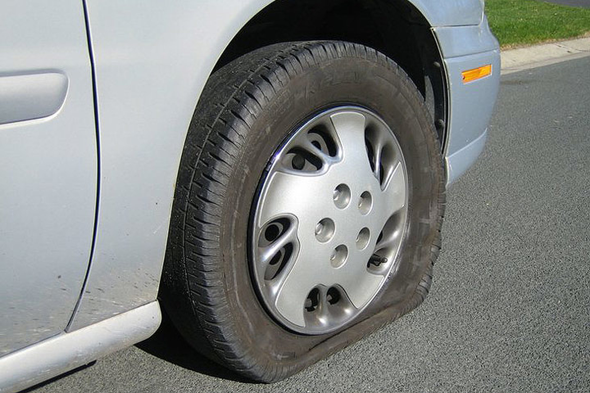 Ever Wondered How to Change a Flat Tire? Here Are the Steps