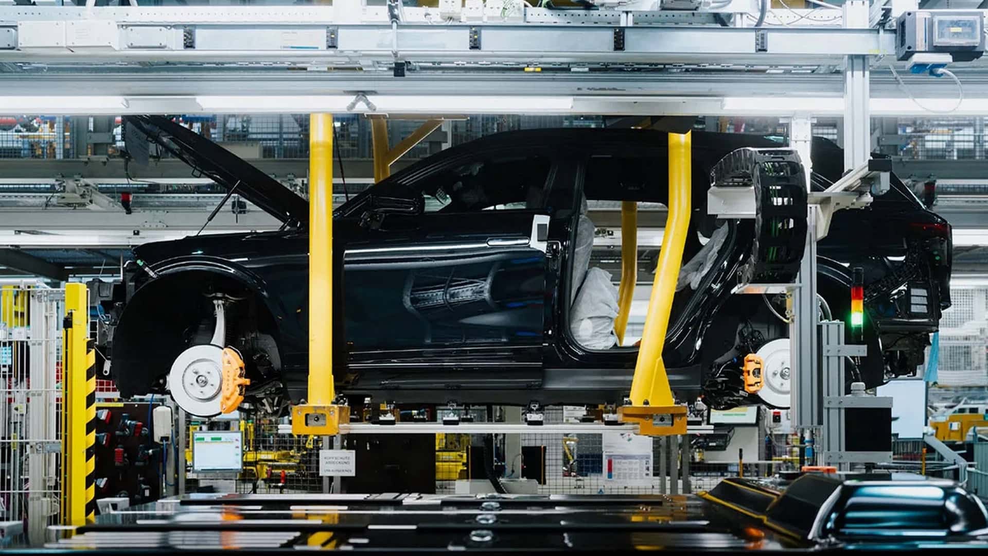 Produksi mobil listrik Eropa Xpeng di fasilitas Magna Steyr di Graz, Austria