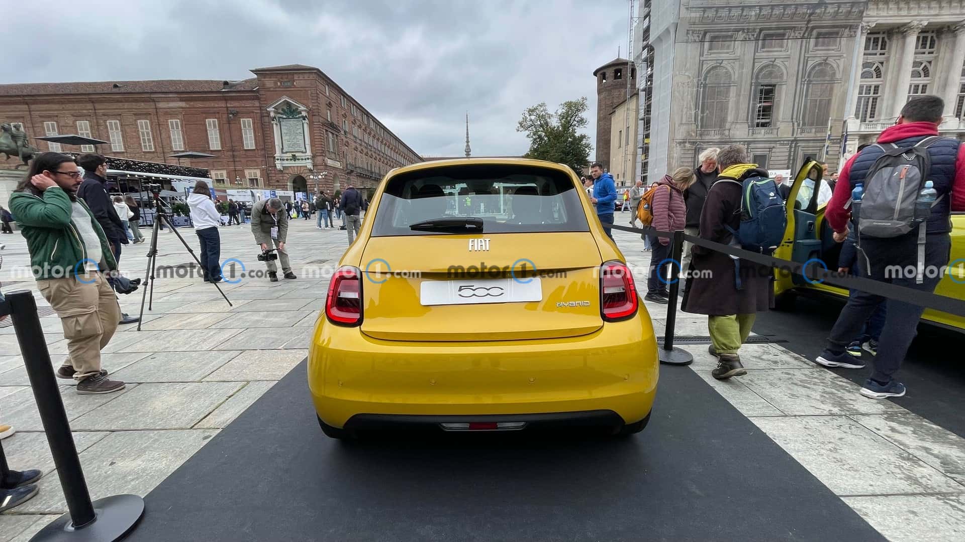 Fiat 500 Hybrid en el Salón del Automóvil de Turín 2025