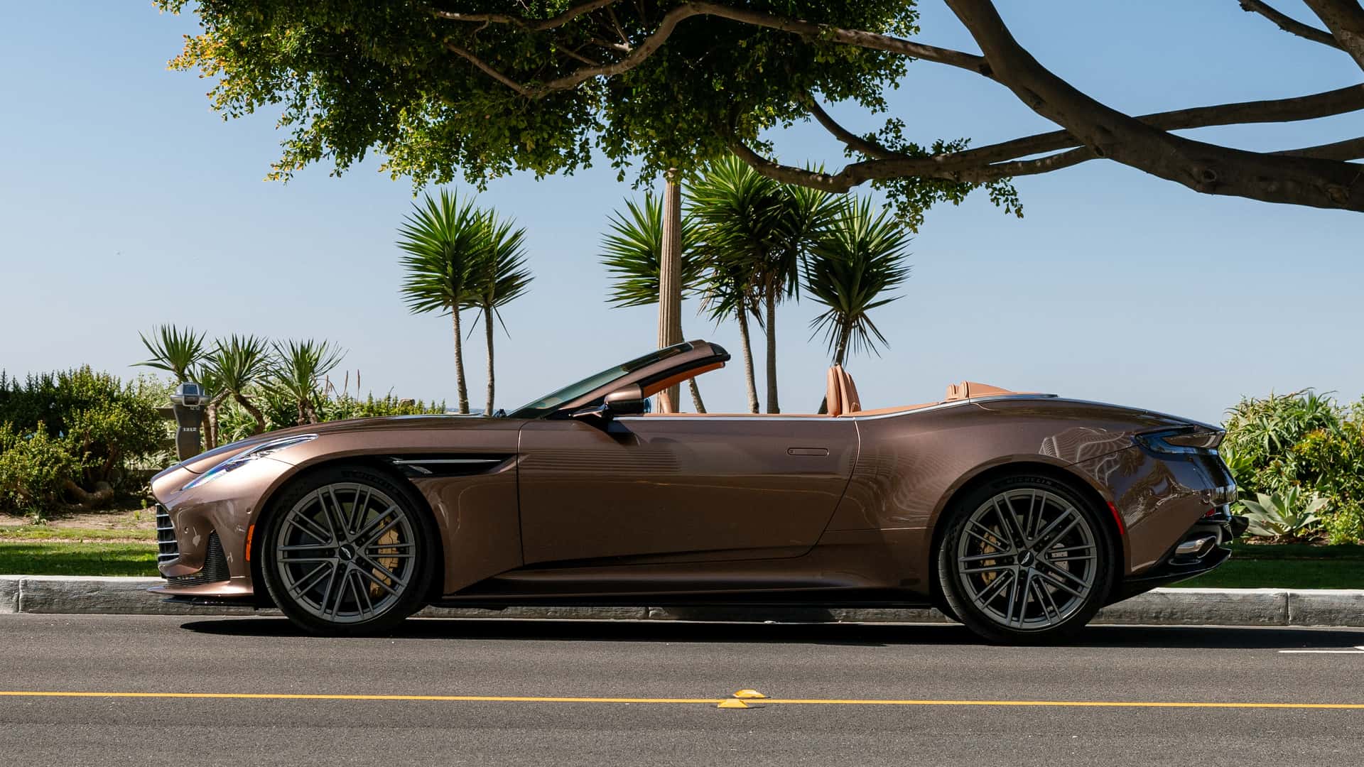 2024 Ulasan Berkendara Pertama Aston Martin DB12 Volante
