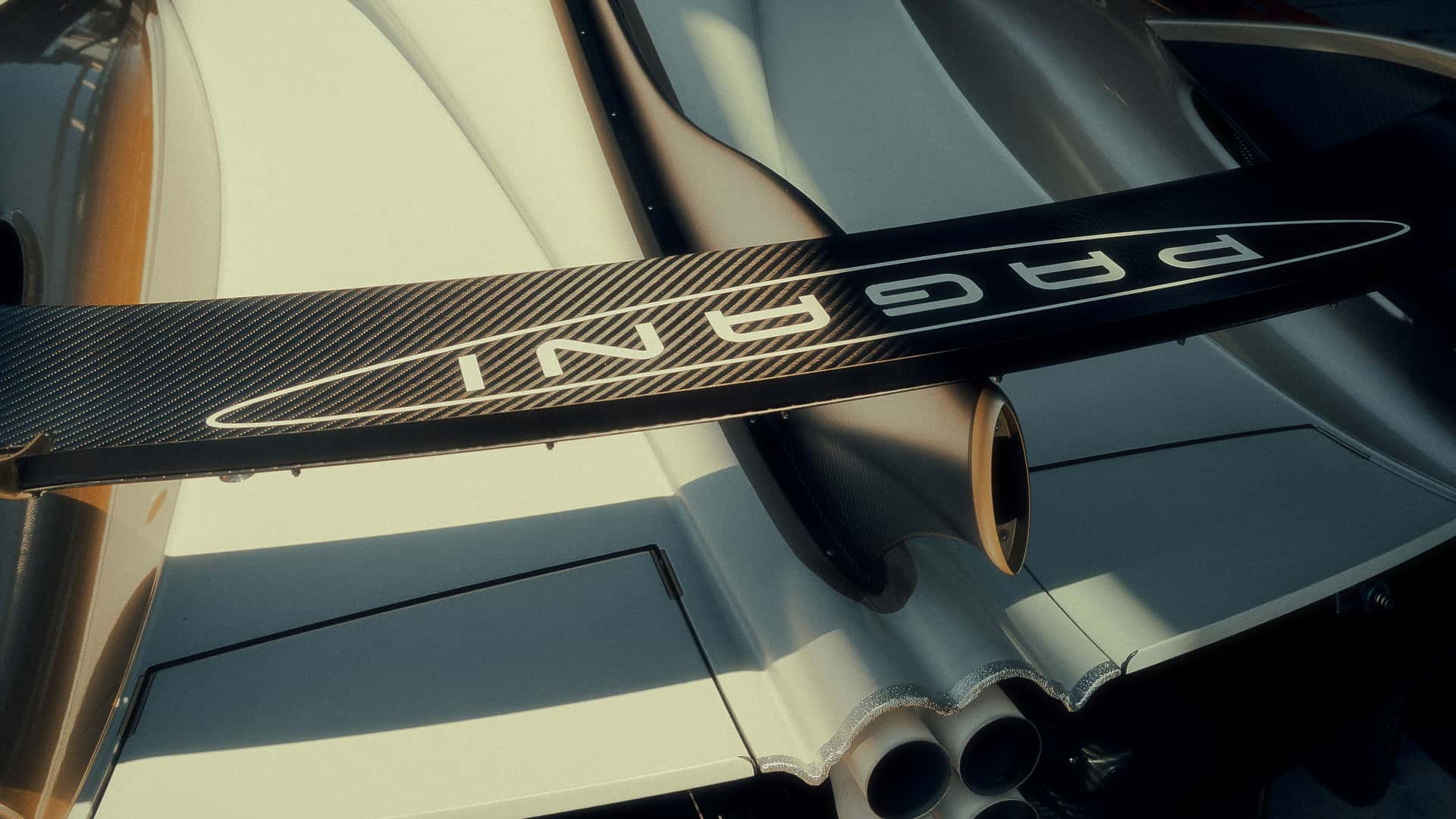 Mengendarai Pagani Huayra R Evo Roadster di Monza