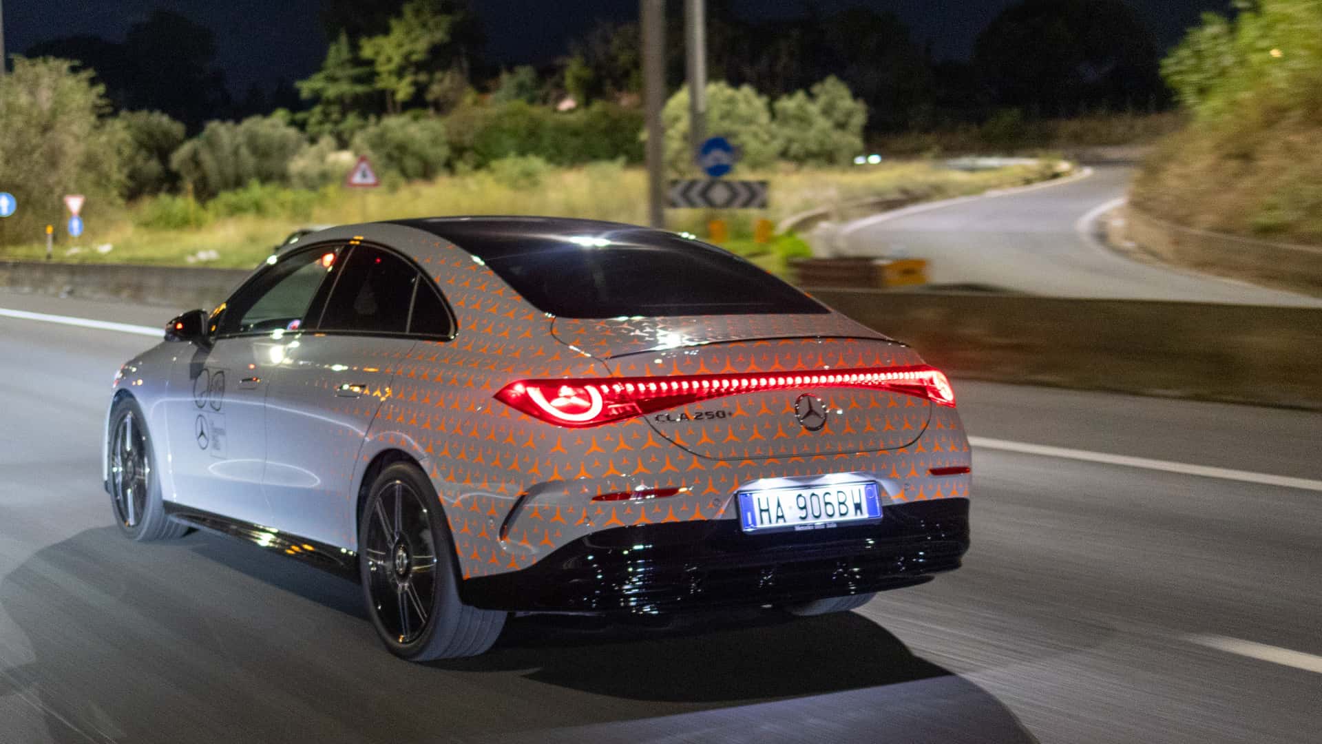 El Mercedes CLA 250+ en la carretera de circunvalación de Roma