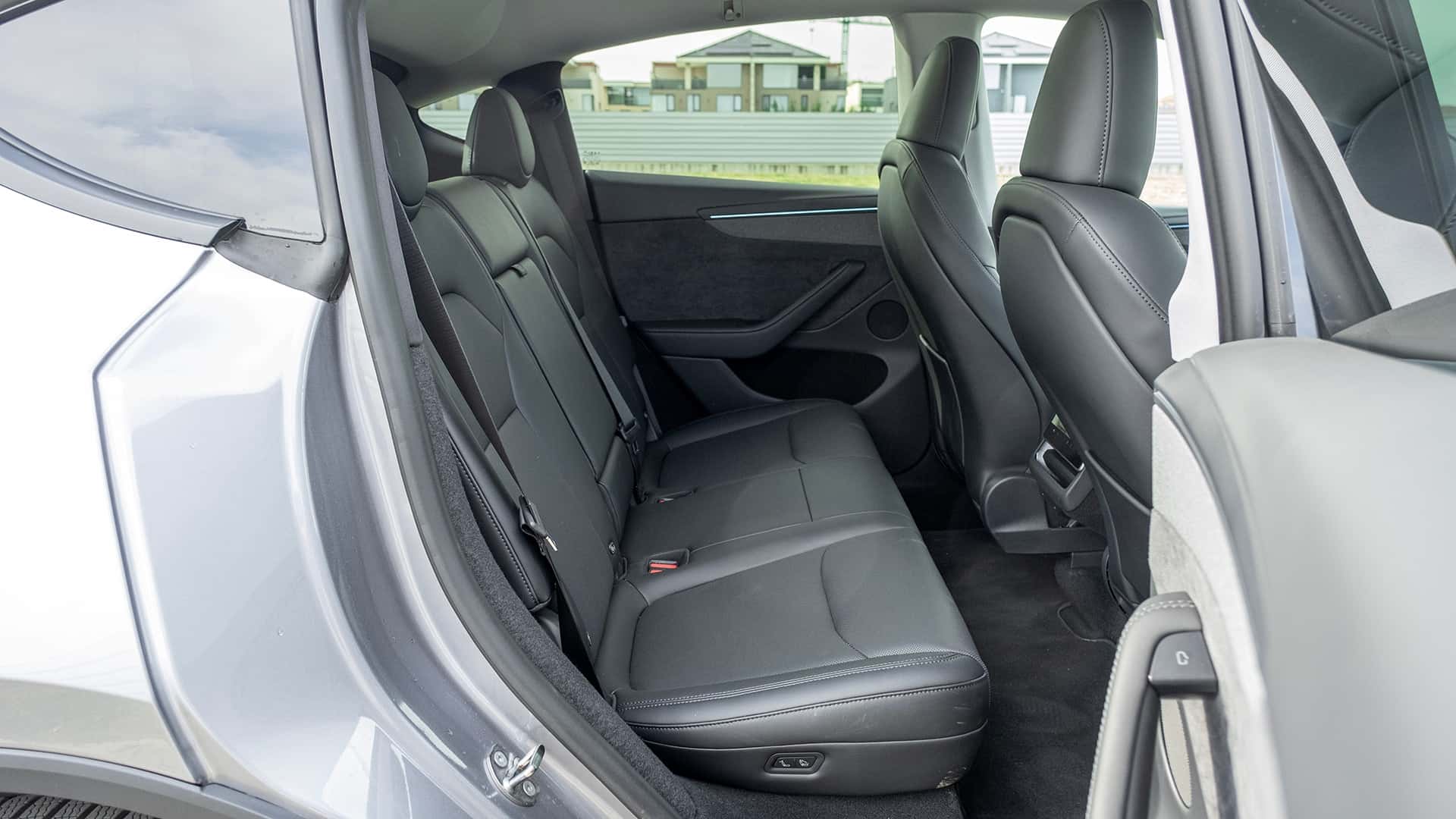 Série de lancement de la Tesla Model Y 2025 (spécifications européennes)