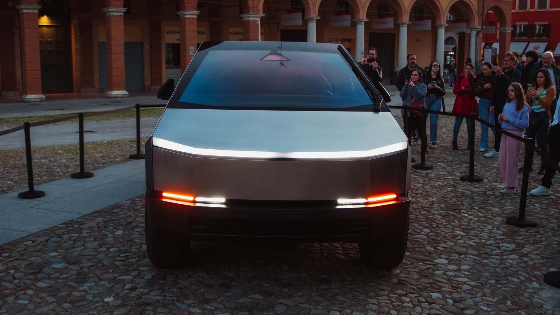 <p>Tesla Cybertruck, les phares réels sont verticaux et cachés en bas</p>