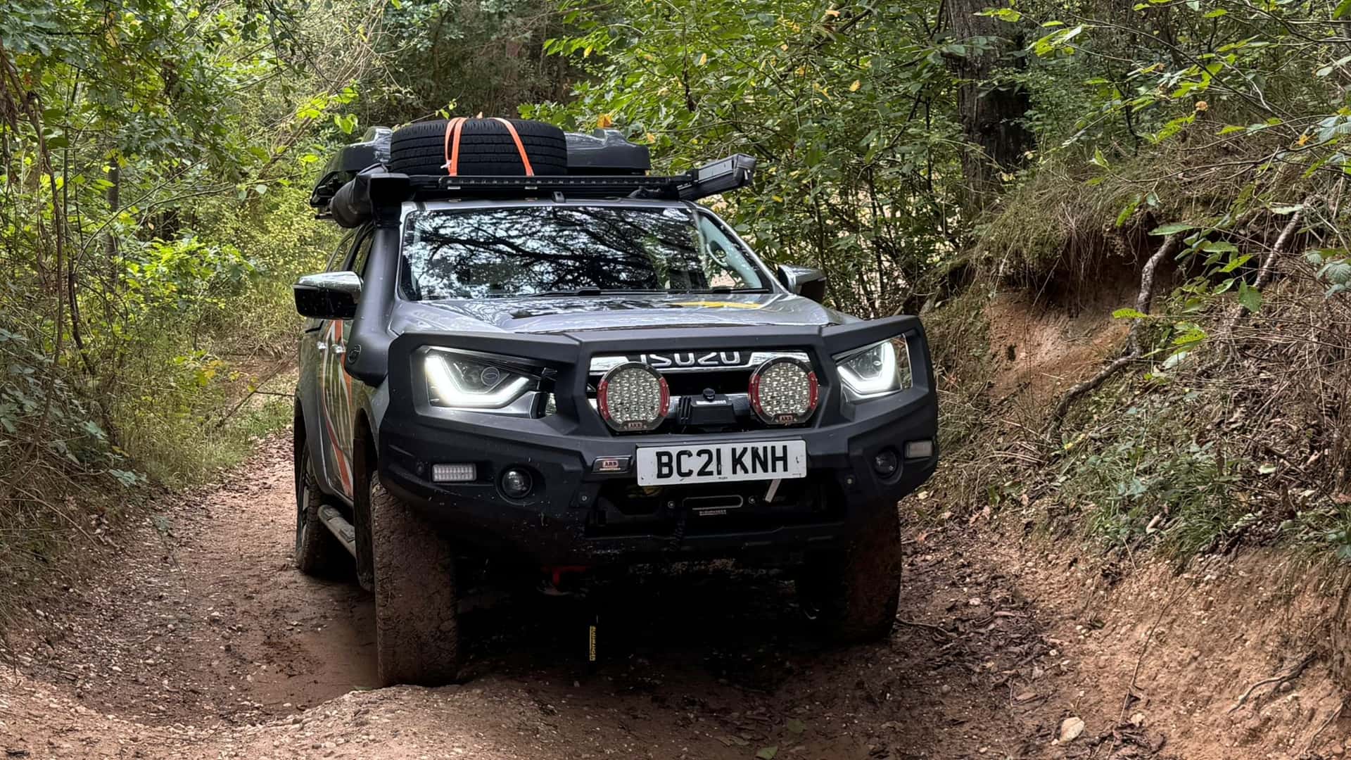 El pick-up con ducha y tienda en el techo que recorrió 5 países en 10 días