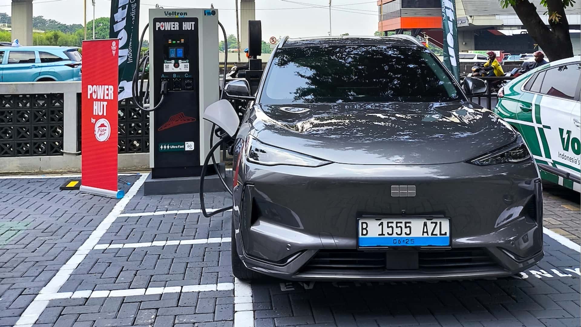 Geely x Voltron Buka Fasilitas Isi Daya di Seluruh Diler Geely