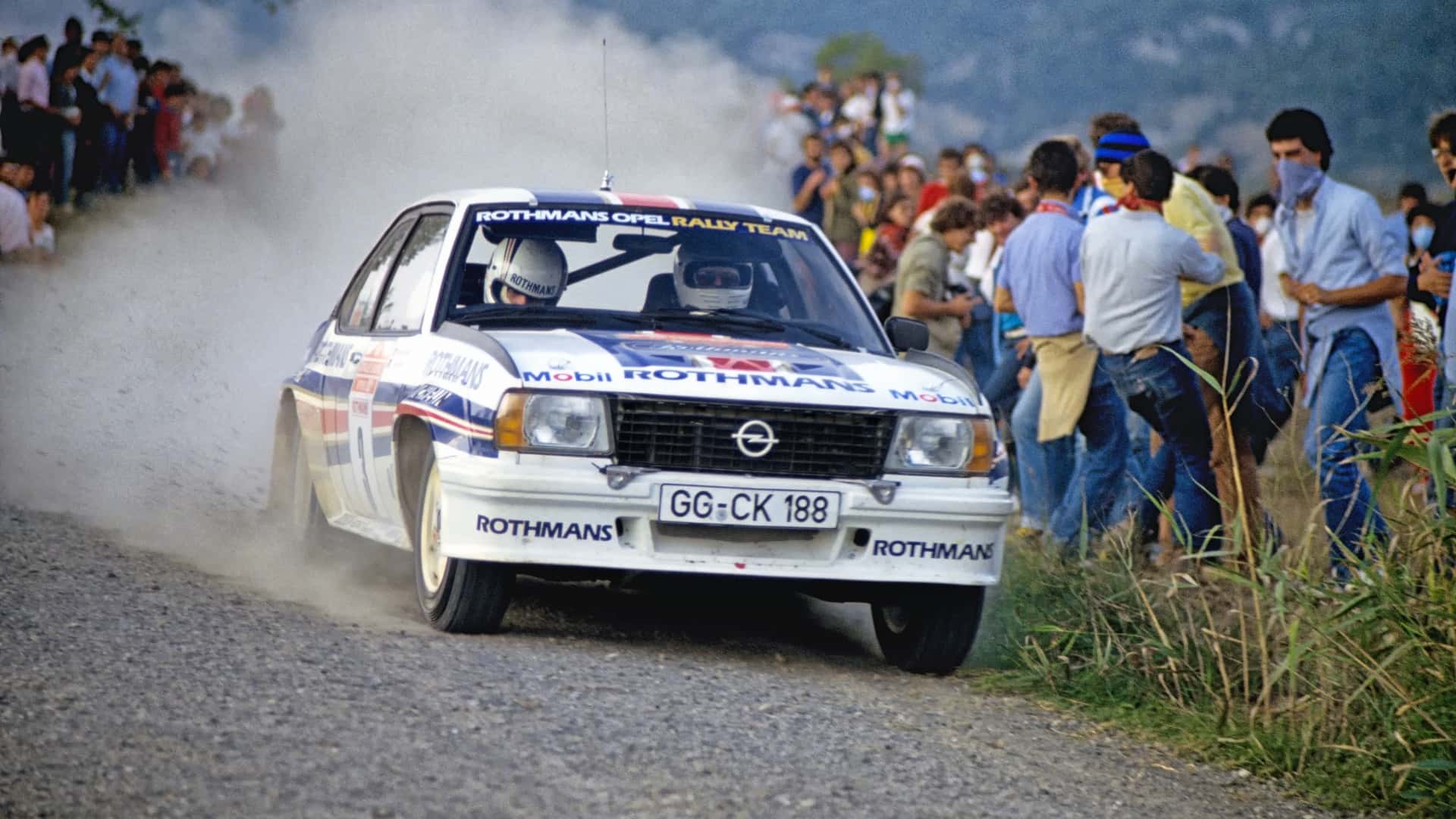Walter Röhrl remporte le championnat du monde sur l'Opel Ascona 400
