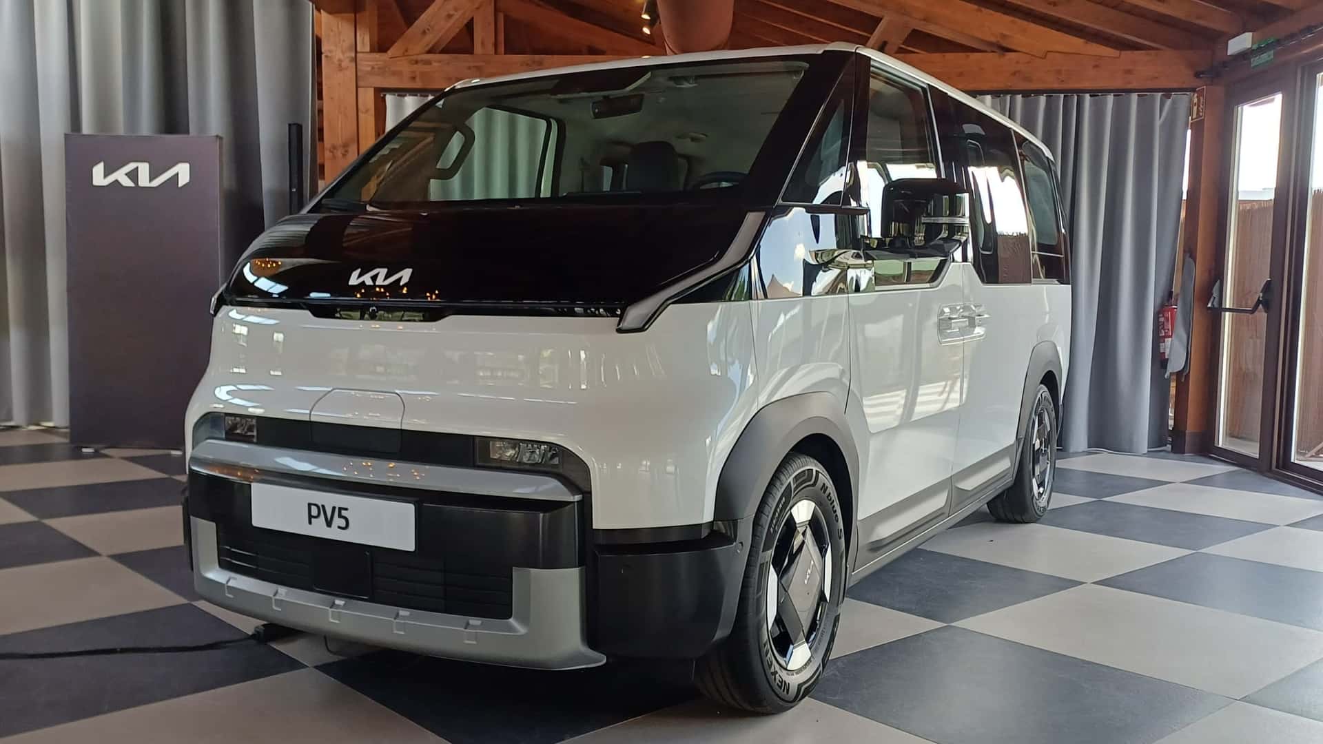 Kia PV5 2025: contacto estático con la furgoneta eléctrica