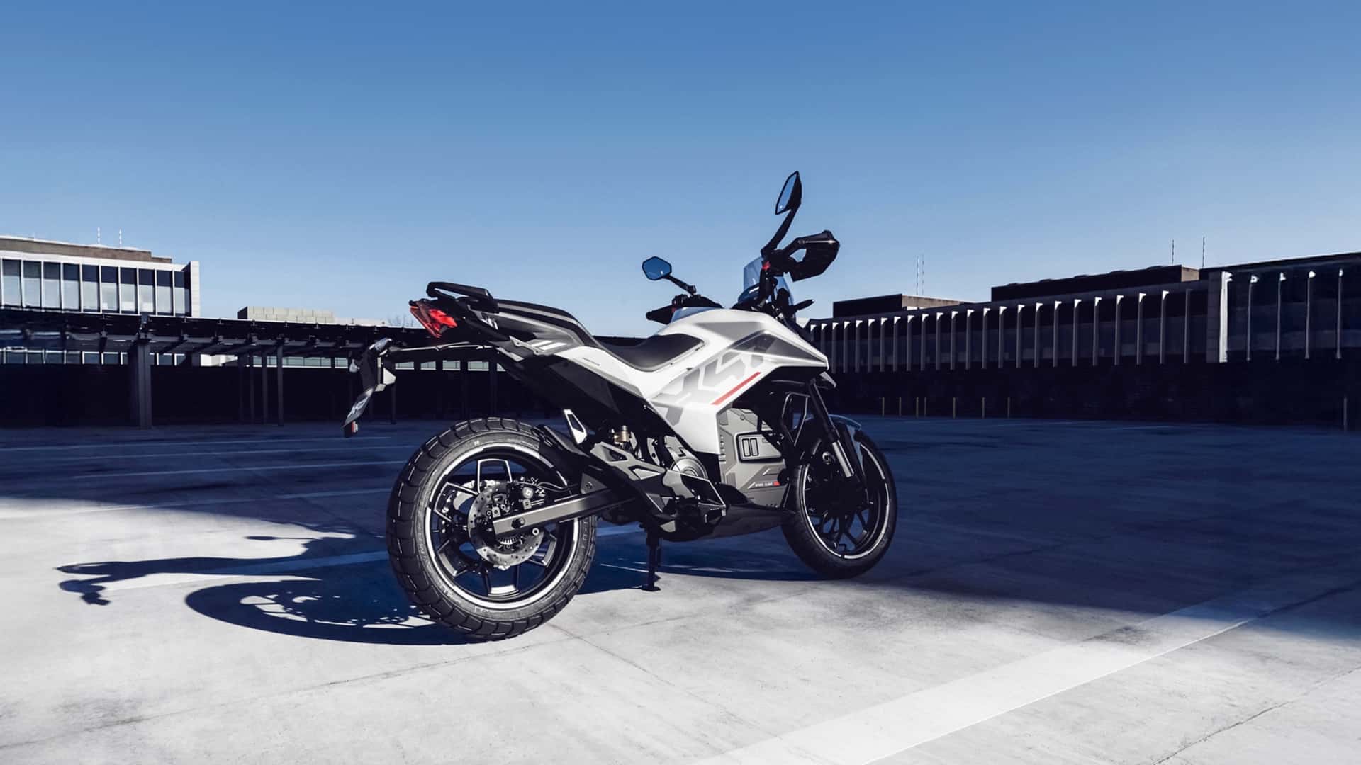 El X-47 Crossover tiene una gran distancia al suelo y goma de doble uso. 