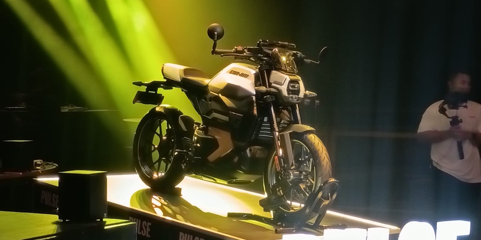 Motor Listrik Premium Can-Am Resmi Meluncur, Ini Spesifikasi & Fitur Futuristiknya