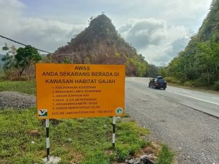 Wildlife crossing signage