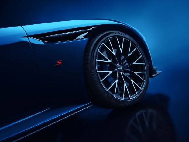 Aston Martin DB12 S-09