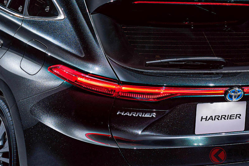 トヨタ新型「ハリアー」まもなく登場？に反響あり！ 噂される新型「RAV4」と差別化された“都会派SUV”に期待の声！ “次期モデル”をデータとサイクルから考察