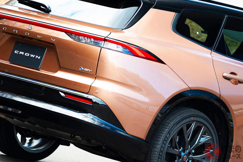 18年ぶり復活！ トヨタ新型「“5人乗り”SUV」発表！ 全長5m級「ワゴン風ボディ」＆メーカー初の「めちゃ広ッ“車内空間”」採用！ 「クラウン エステート」旧型から何が変わった？