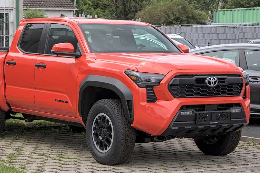 EVは買うと大損だった？ 5年で「価値72%減」の車種も！ 有名ドイツメーカーはほぼ無傷？ 中古車市場で明暗！ 次世代モビリティの罠と賢い選択を考える