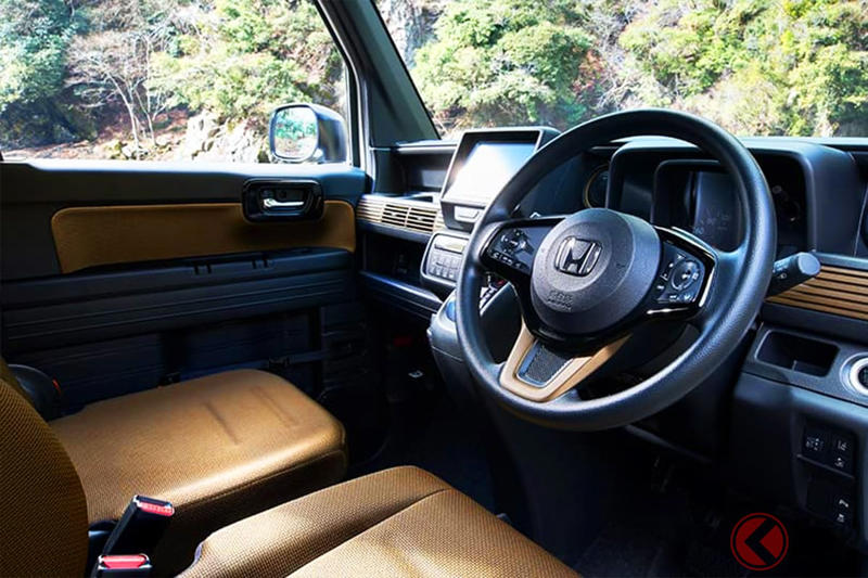 185万円！ ホンダ最新「“4人乗り”軽バン」に大反響！「カーキの内装がオシャレ」「オトナ仕様な外観が好き」「映える」の声も！ “丸目レトロ顔”な自然派「N-VAN」に熱視線！