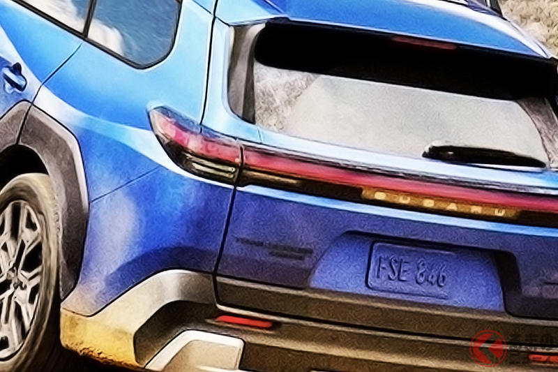 スバル「新型SUV」世界初公開！ メーカー初「巨大ディスプレイ」＆新“4WD技術”採用！ 斬新「ツルツル顔」×“一文字ライト”が目を惹く「トレイルシーカー」26年米国で発売へ！